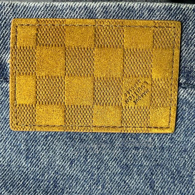 Louis Vuitton Louis Vuitton 25 blue logo lapel single breasted long slee Size US M / EU 48-50 / 2 - 5 Thumbnail
