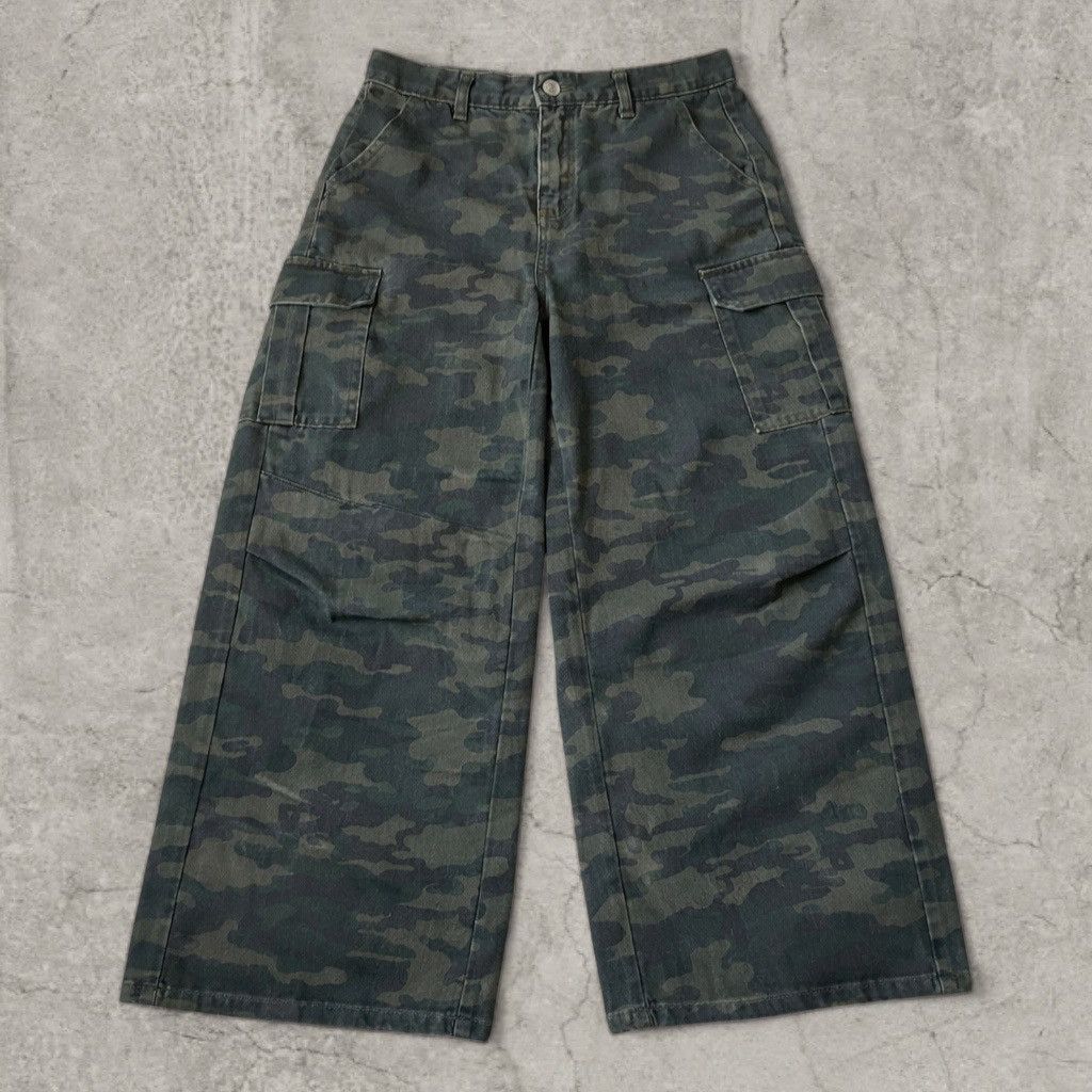 Japanese Brand Baggy relaxed fit cargos in khaki black camo print. Size XL Size US 36 / EU 52 - 1 Thumbnail