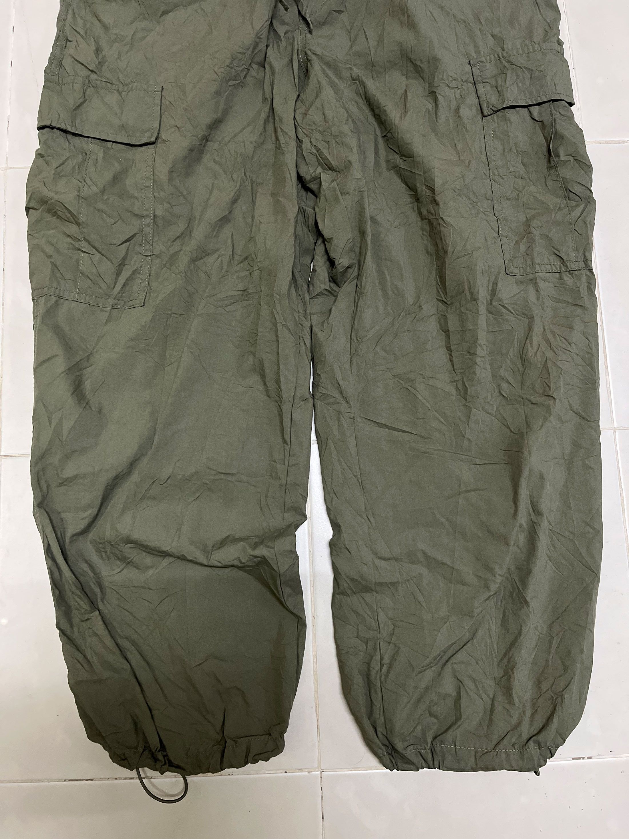 Japanese Brand × Uniqlo Relax Pants Uniqlo Parachute Lightweight Cargo Size US 34 / EU 50 - 3 Thumbnail