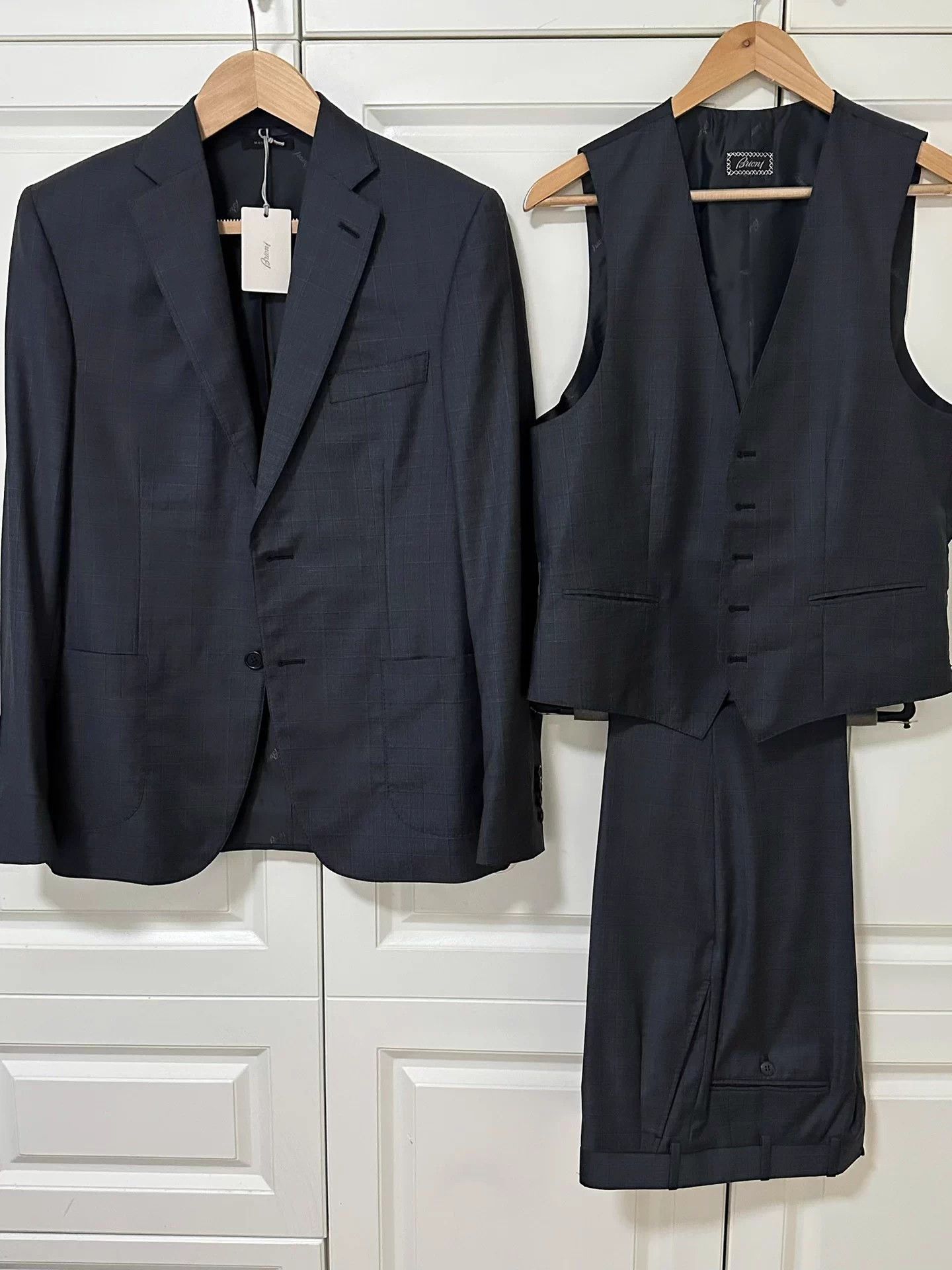Brioni 3-Pc Suit New Subtle Prince of Wales Check 46