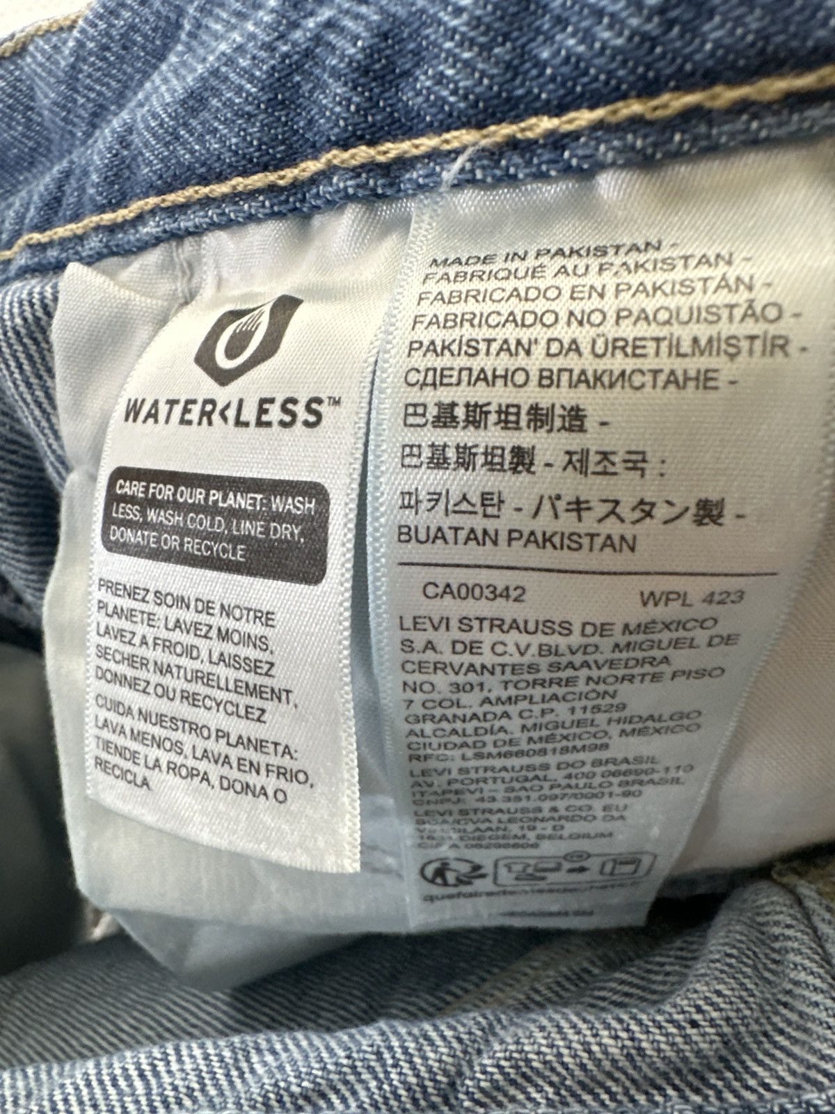 Levi's LEVI’S HIGH-WAISTED MOM JEANS Size 26" / US 2 / IT 38 - 8 Thumbnail