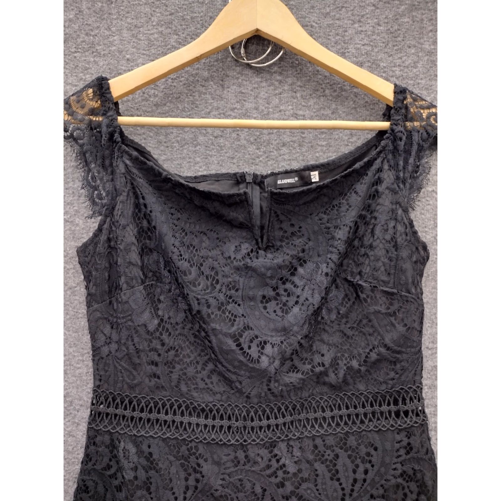Vintage ALLANDWELL Black Floral Lace Bodycon Cocktail Midi Dress V Opening Cap Sleeve Zipper Party Womens M Size M / US 6-8 / IT 42-44 - 3 Thumbnail