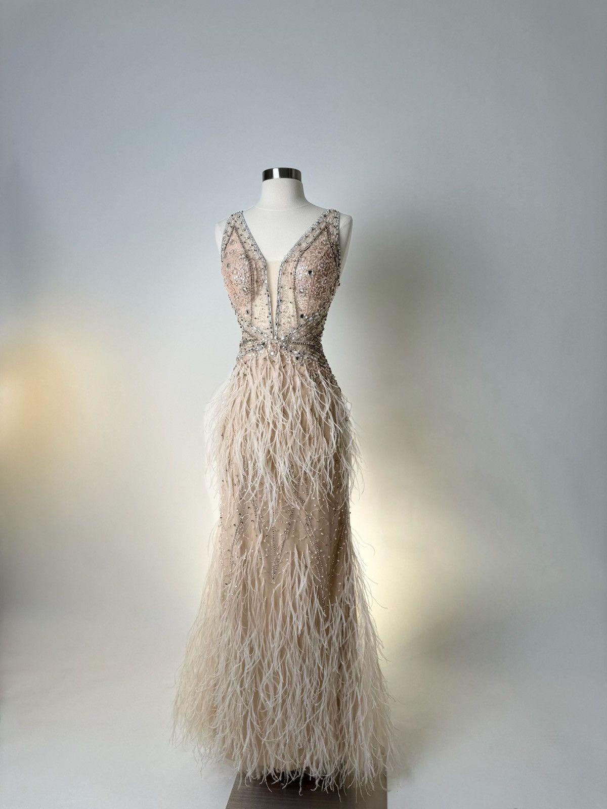 Other Brand New US 10 Jovani Maxi Feather Evening Gown Size L / US 10 / IT 46 - 2 Thumbnail