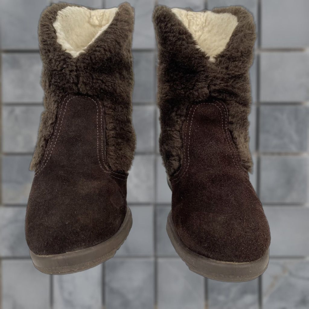 Vintage Yodelers VINTAGE Brown Suede Faux Lined Boots Women’s Size 6 Winter Casual Women; Slip On Flat Rubber Outsole Snow Boot Size US 6 / IT 36 - 1 Thumbnail