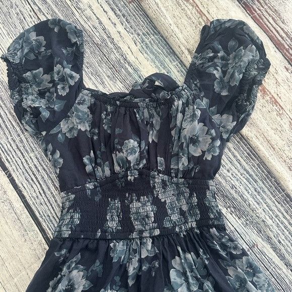 Hollister Hollister & Co Sadie Dark Blue Smocked Navy Blue Floral Dres Size S / US 4 / IT 40 - 4 Thumbnail