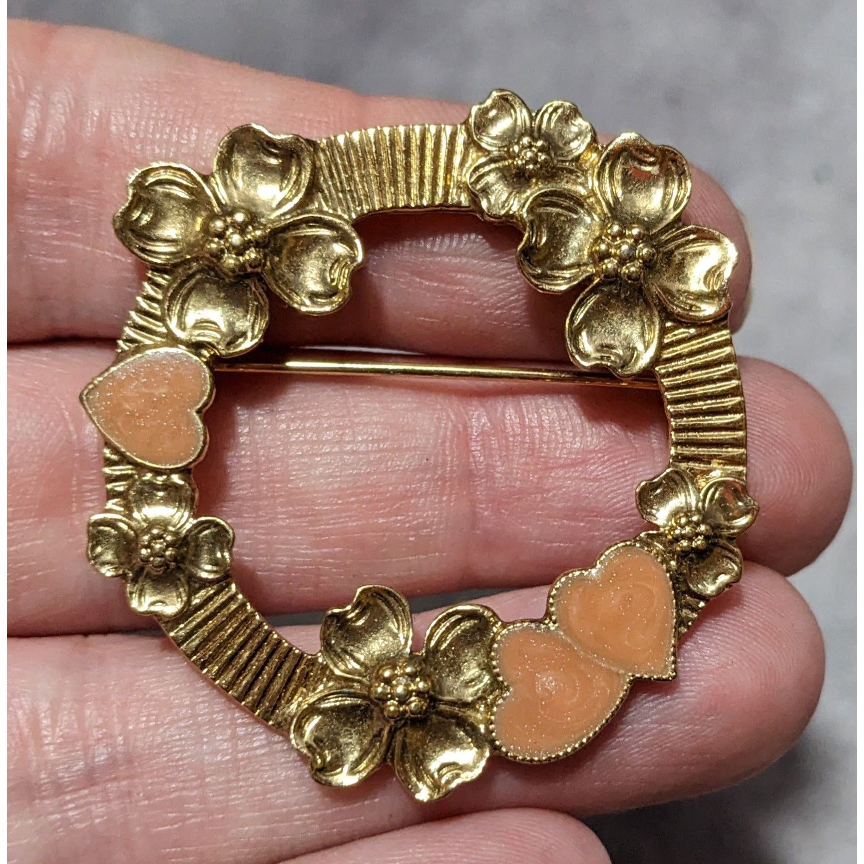 Other Vintage Gold Tone Floral Heart Wreath Brooch Size ONE SIZE - 4 Thumbnail