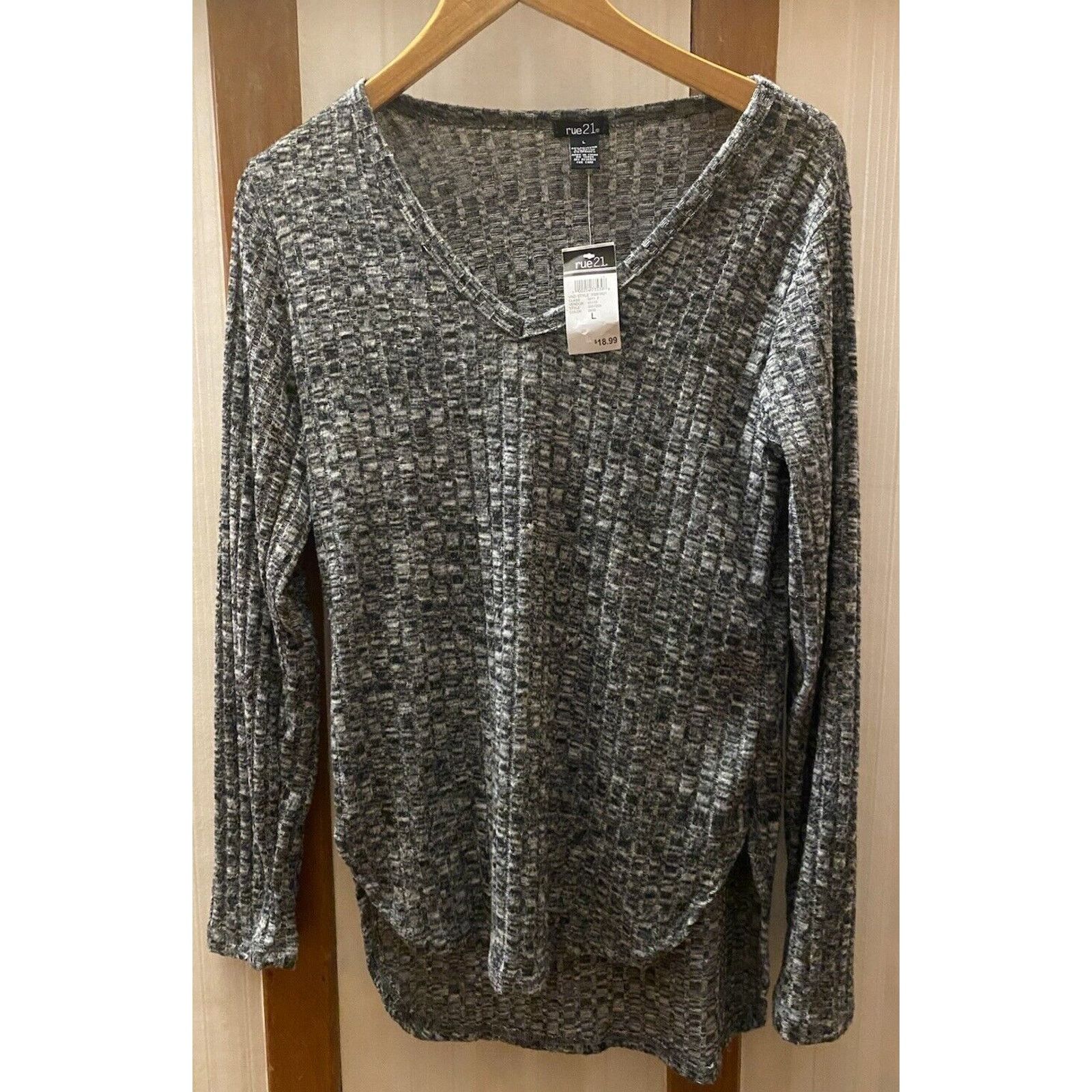 rue21 NWT Rue21 Black Lightweight Sweater Women’s Large V-Neck Size L / US 10 / IT 46 - 1 Thumbnail