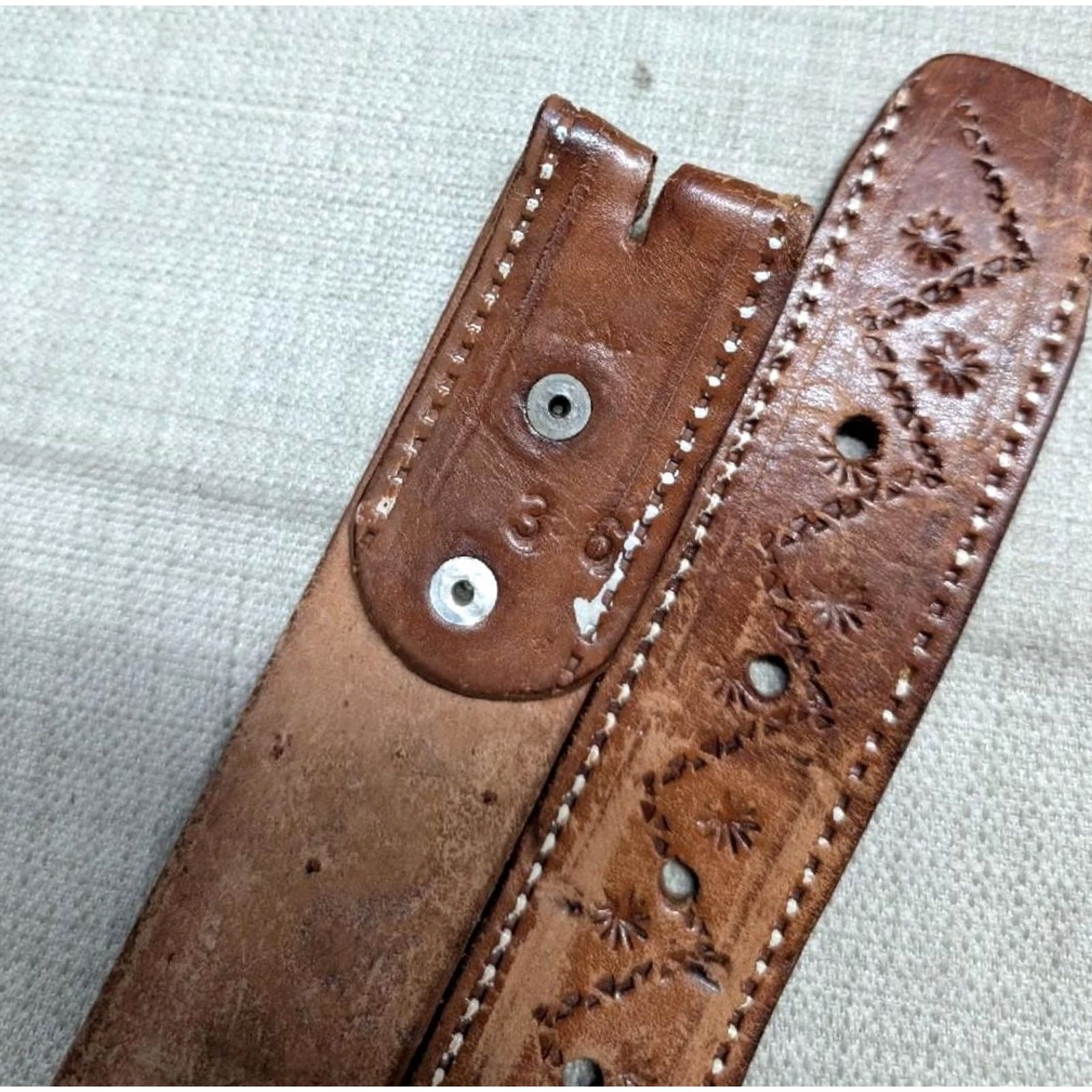 Vintage VINTAGE HANDCRAFTED buckle belt TOOLED cowhide 34 brown leather GEOMETRIC boho Mens Size 34 - 4 Thumbnail
