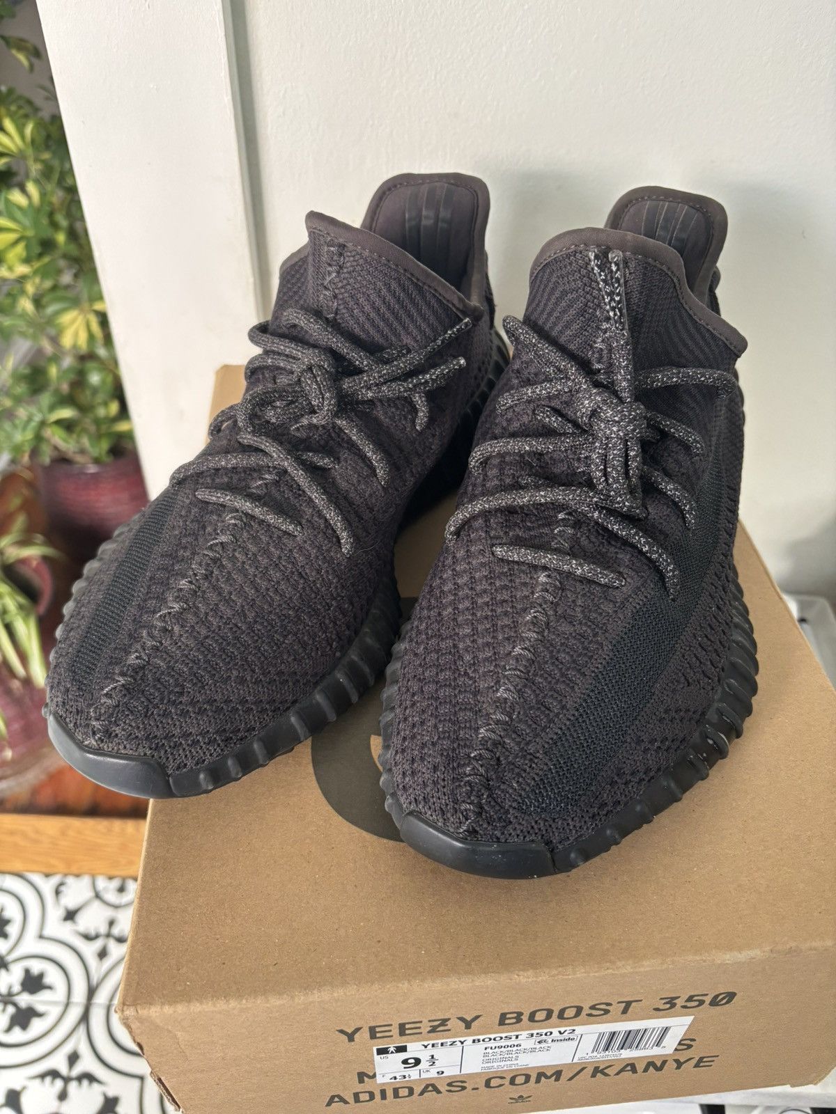 Yeezy Yeezy 350 black non reflective Size US 9.5 / EU 42-43 - 3 Thumbnail