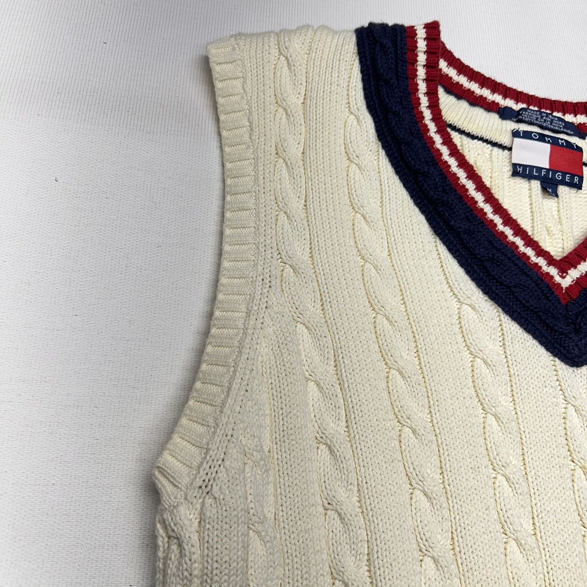 Tommy Hilfiger × Vintage VTG Tommy Hilfiger Sweater Vest White V-Neck Cable Knit Y2K Size US M / EU 48-50 / 2 - 6 Thumbnail