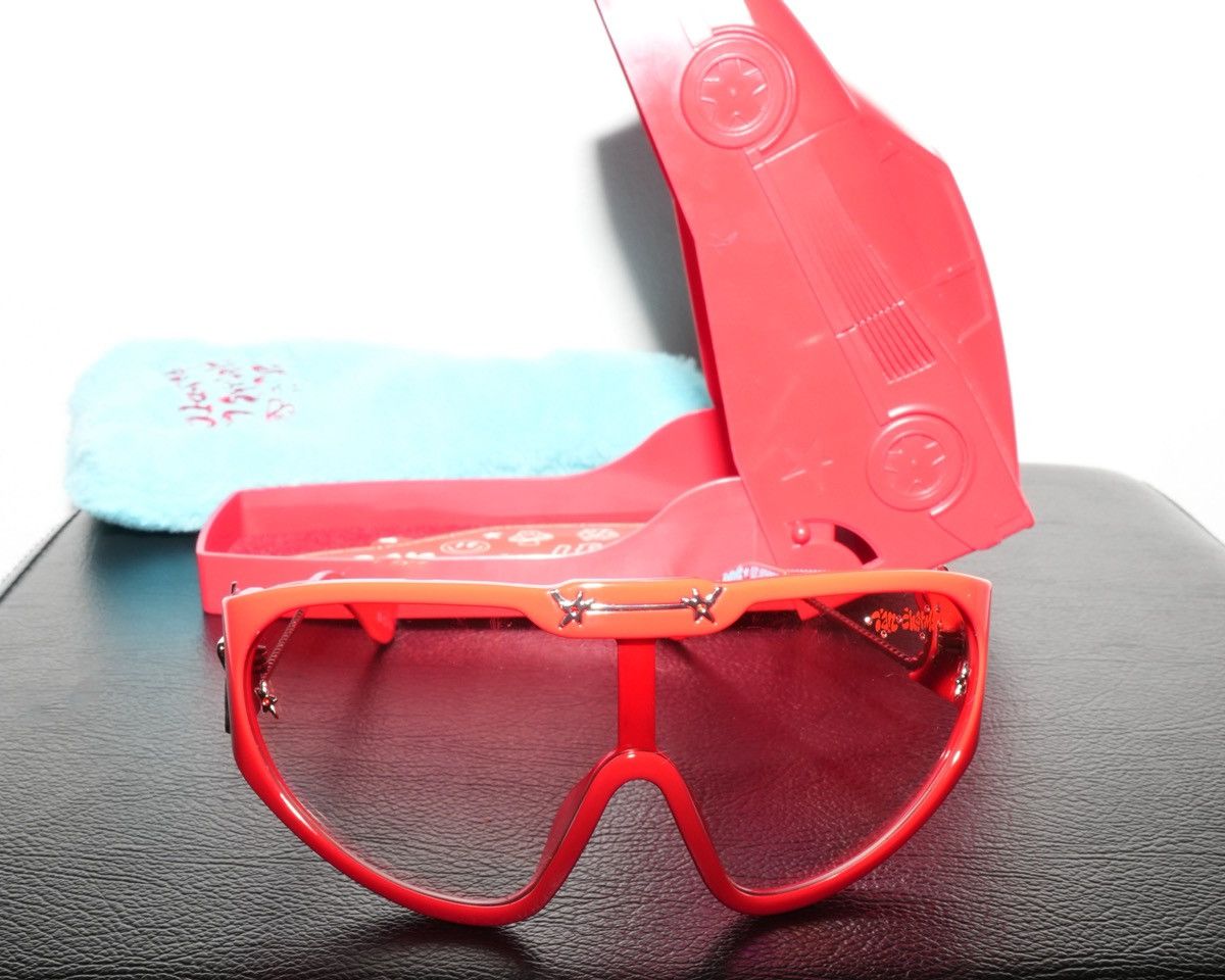Le Specs Le Specs X Ian Charms Nepo Baby Shield Sunglasses in Red Size ONE SIZE - 5 Thumbnail