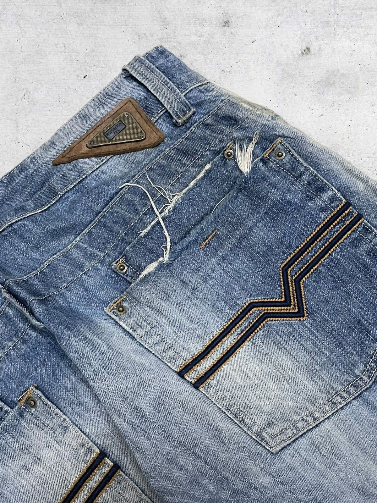 Japanese Brand VINTAGE REPUBLICA MIX DESIGNER JAPAN MUDWASH RIPPED DENIM Size US 31 - 16 Thumbnail