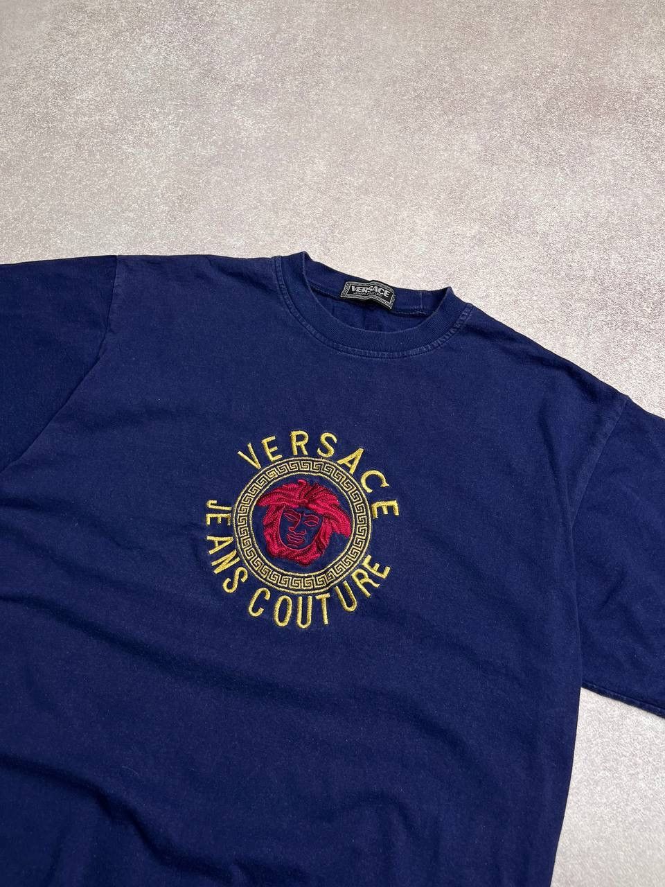 Vintage Vintage Versace Medusa Embroidey Boxy T-shirt Y2K L Size US L / EU 52-54 / 3 - 2 Thumbnail