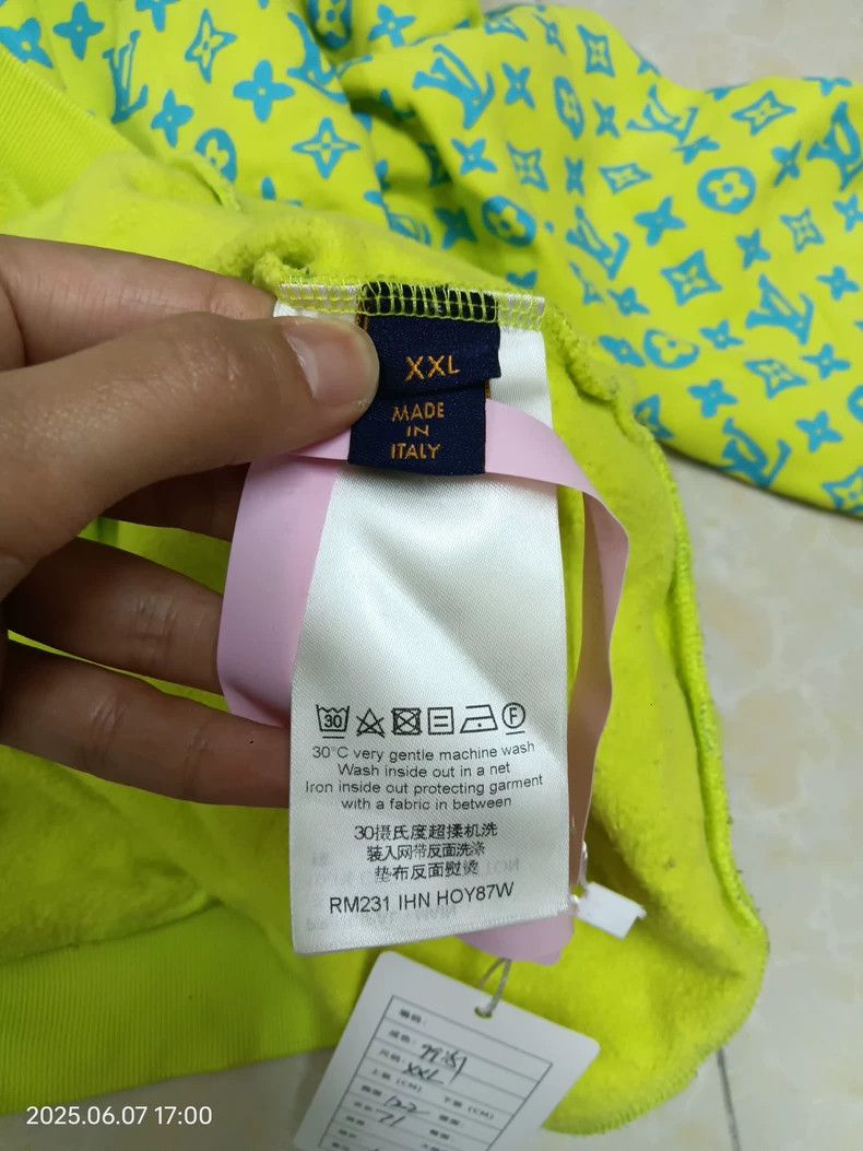 Louis Vuitton Louis Vuitton Fluorescent yellow printed sweatshirt Size US XXL / EU 58 / 5 - 4 Thumbnail
