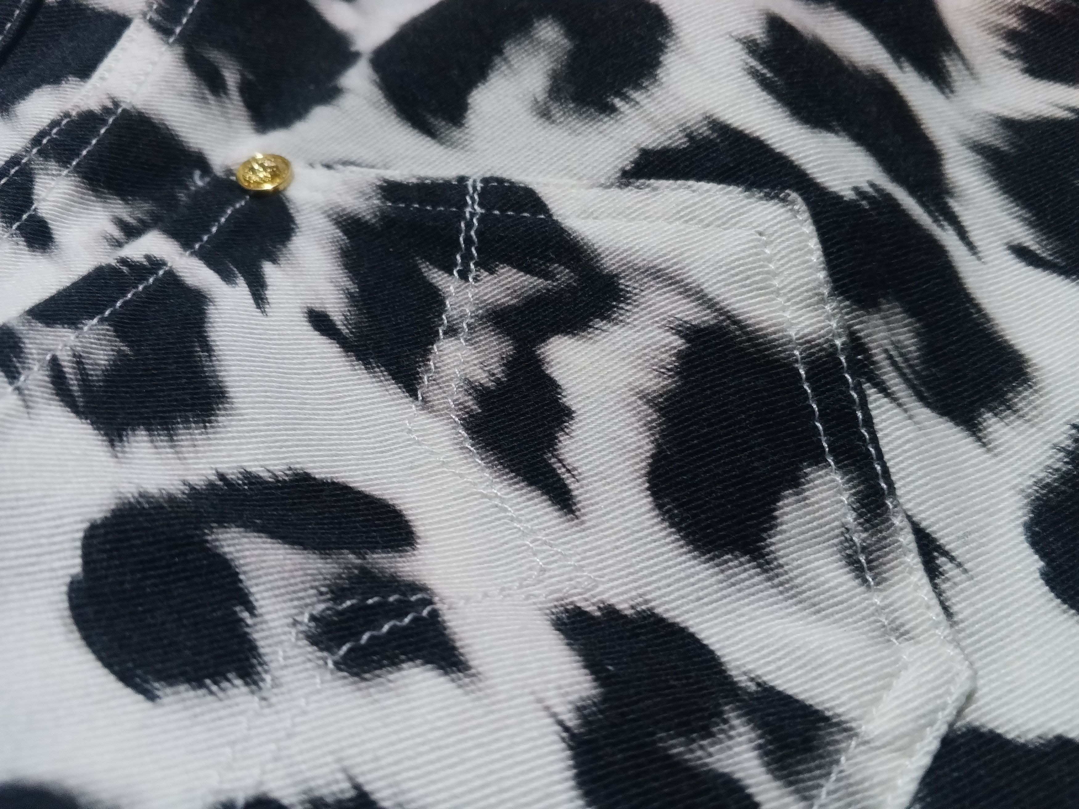 Versace Vintage Y2k Versace white leopard print skinny jeans Size 32" / US 10 / IT 46 - 2 Thumbnail