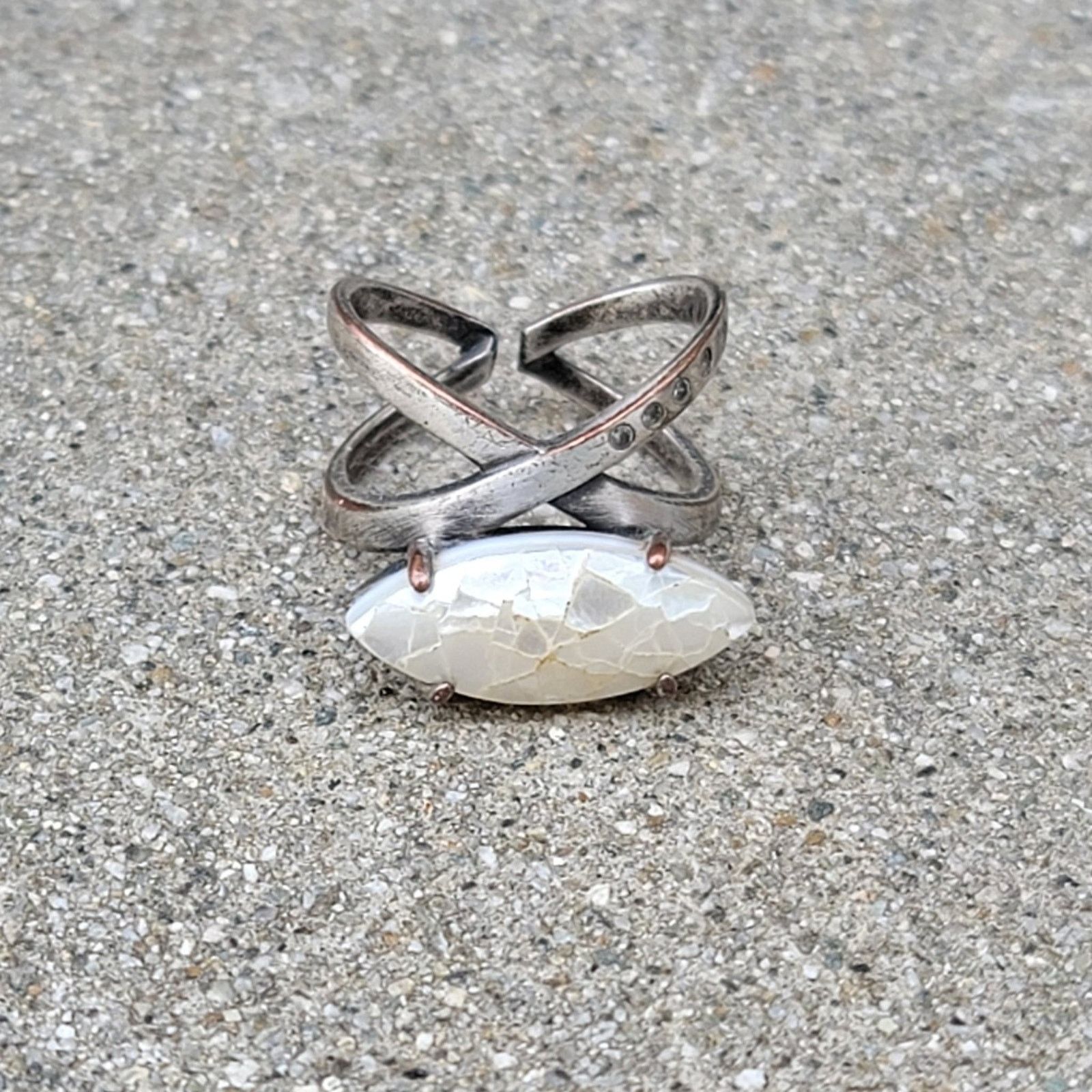 Kendra Scott Kendra Scott Rosemary Mother Of Pearl Criss Cross Ring Size ONE SIZE - 2 Thumbnail