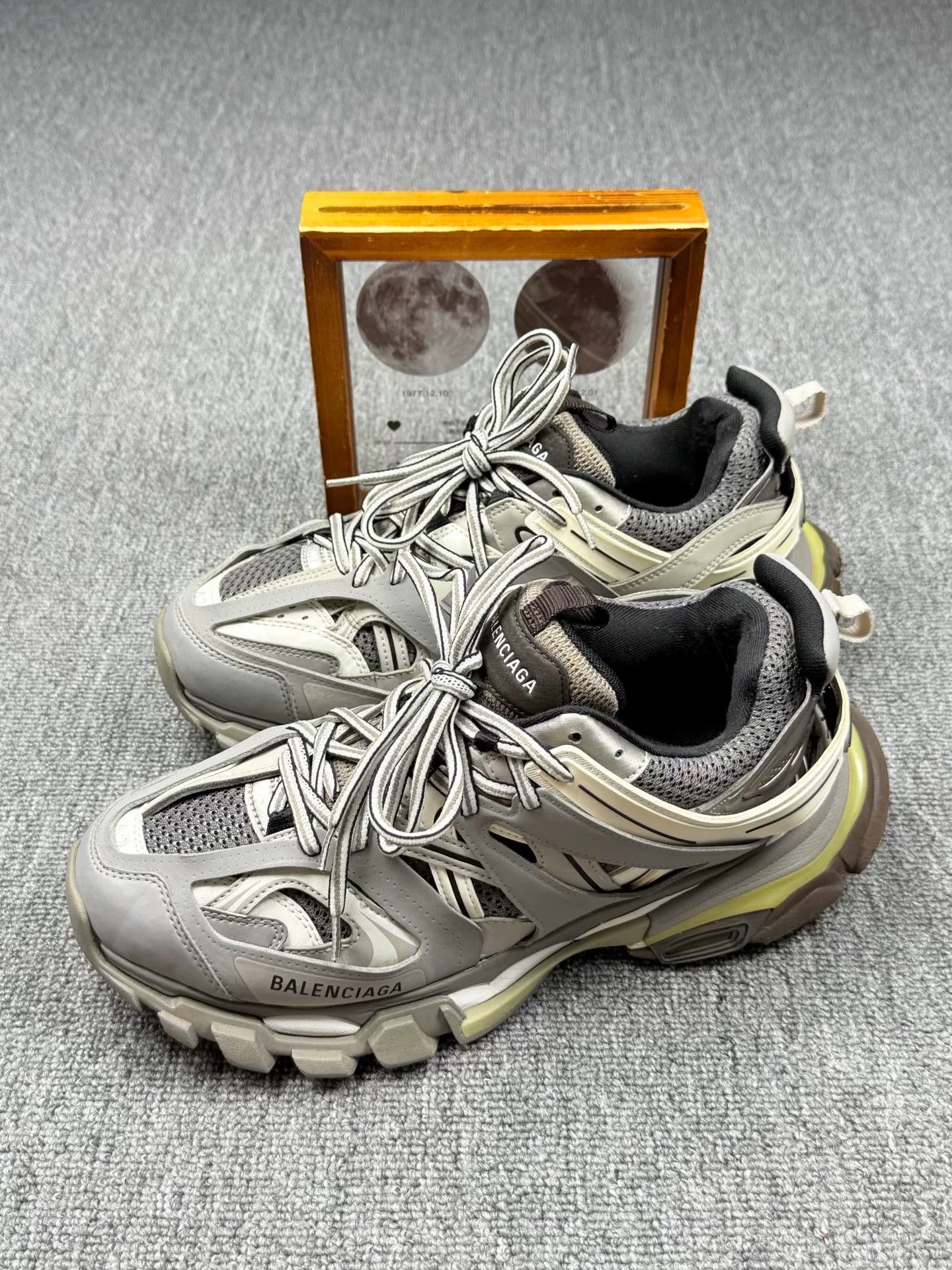 Balenciaga Balenciaga Gray Lowtop Sneakers 9 Men Size US 9 / EU 42 - 1 Thumbnail