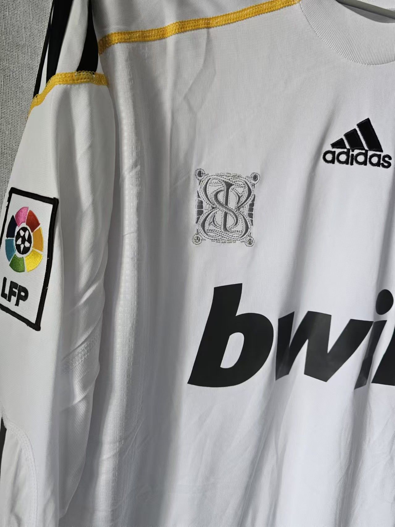 Other 2009 2010 Real Madrid #8 Kaka Jersey Size US L / EU 52-54 / 3 - 3 Thumbnail