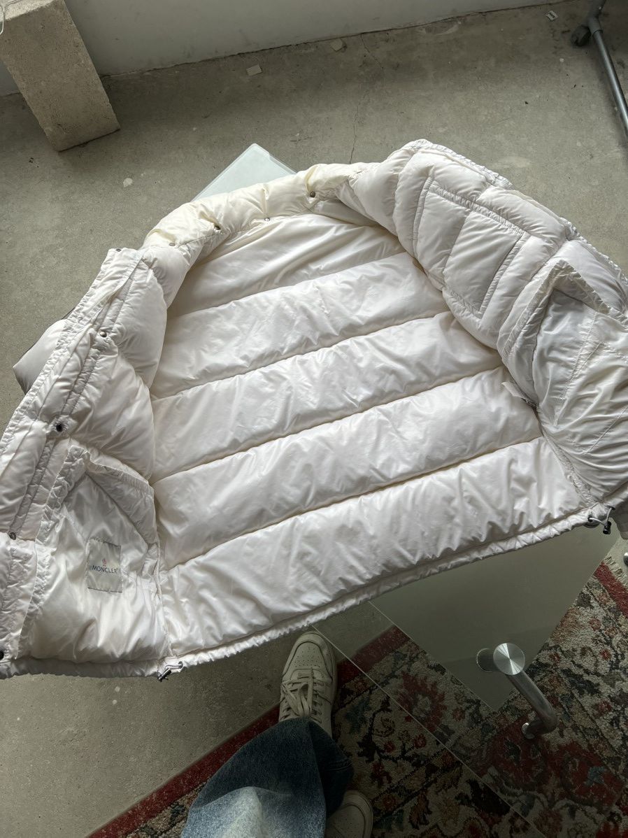 Moncler Vintage Moncler down jacket big patch logo white Size US XL / EU 56 / 4 - 9 Thumbnail