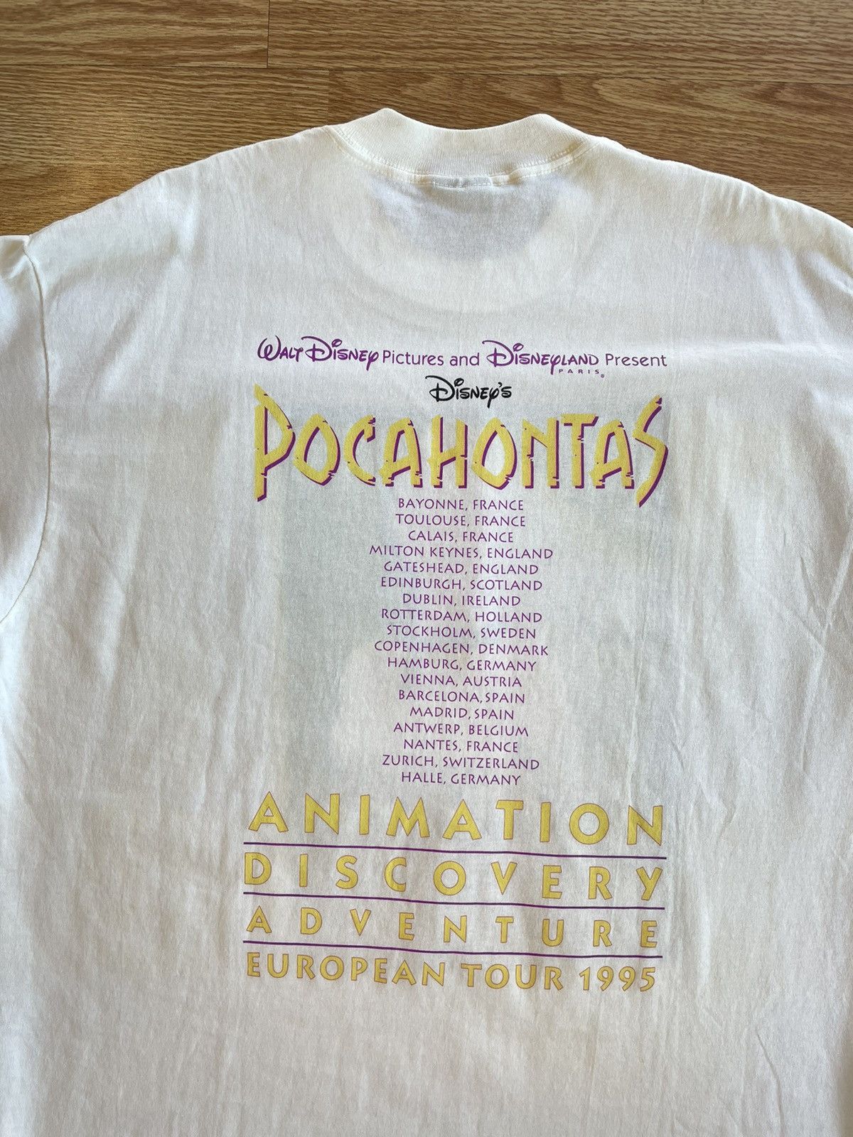 Band Tees × Disney × Vintage 1995 Pocahontas Disney Tour tee Size US XXL / EU 58 / 5 - 7 Thumbnail