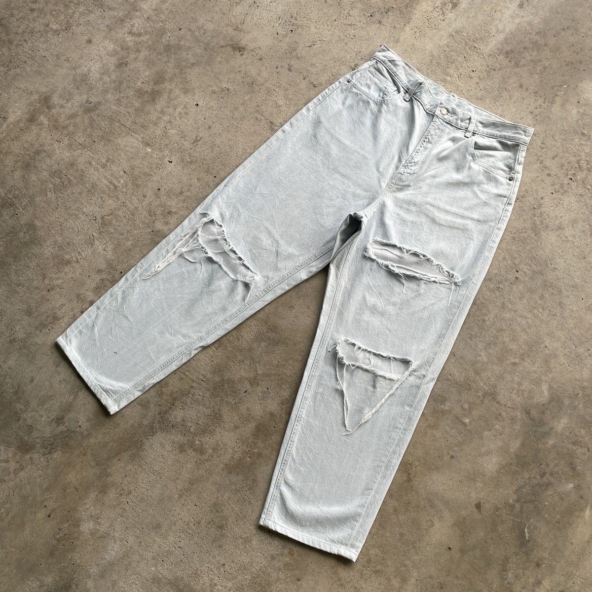 Japanese Brand Japanese GU Distressed Faded Light Wash Jeans Pants THRASHED Size US 32 / EU 48 - 2 Thumbnail