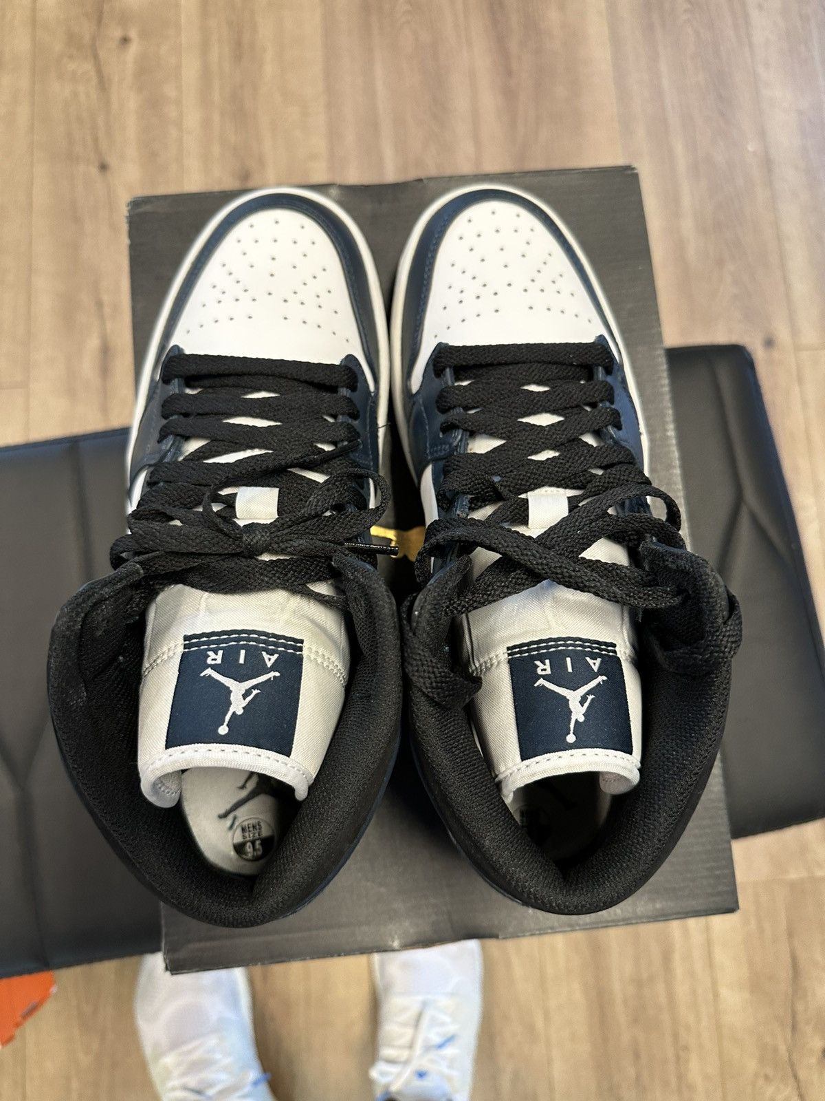 Nike Air Jordan 1 Mid Armory Navy Size US 9.5 / EU 42-43 - 5 Thumbnail