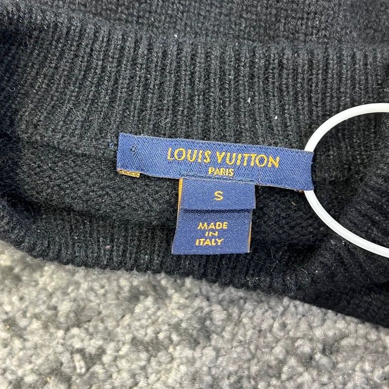 Louis Vuitton Louis Vuitton Slogan letter logo round collar gold button Size US S / EU 44-46 / 1 - 6 Thumbnail