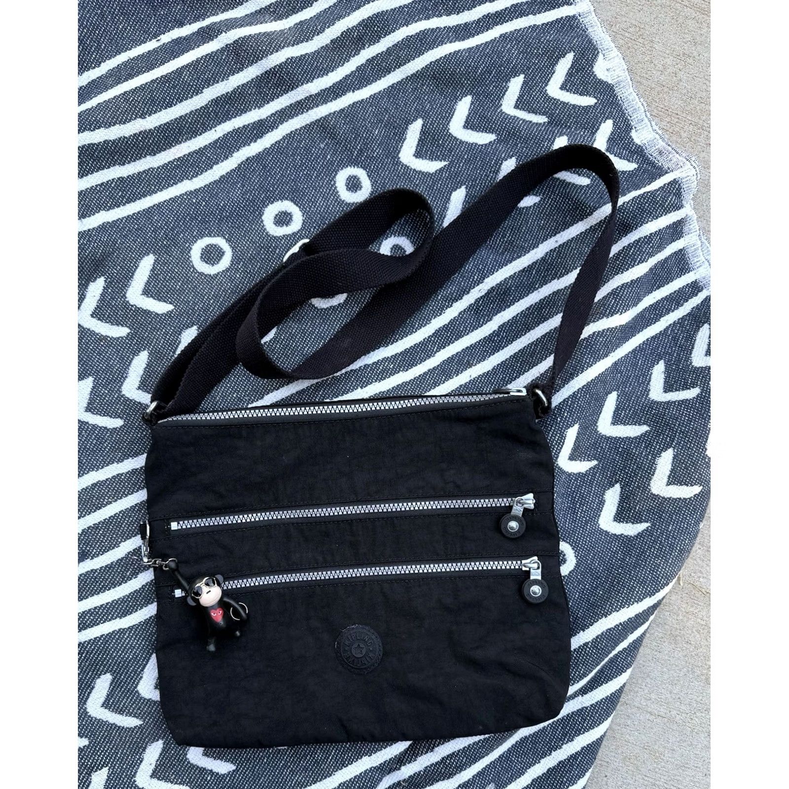 Vintage Kipling Black Crossbody Bag Adjustable Strap Monkey Keychain Women Small Crossbody bag Black Beige Pockets Zip 2000s Style Size ONE SIZE - 2 Thumbnail