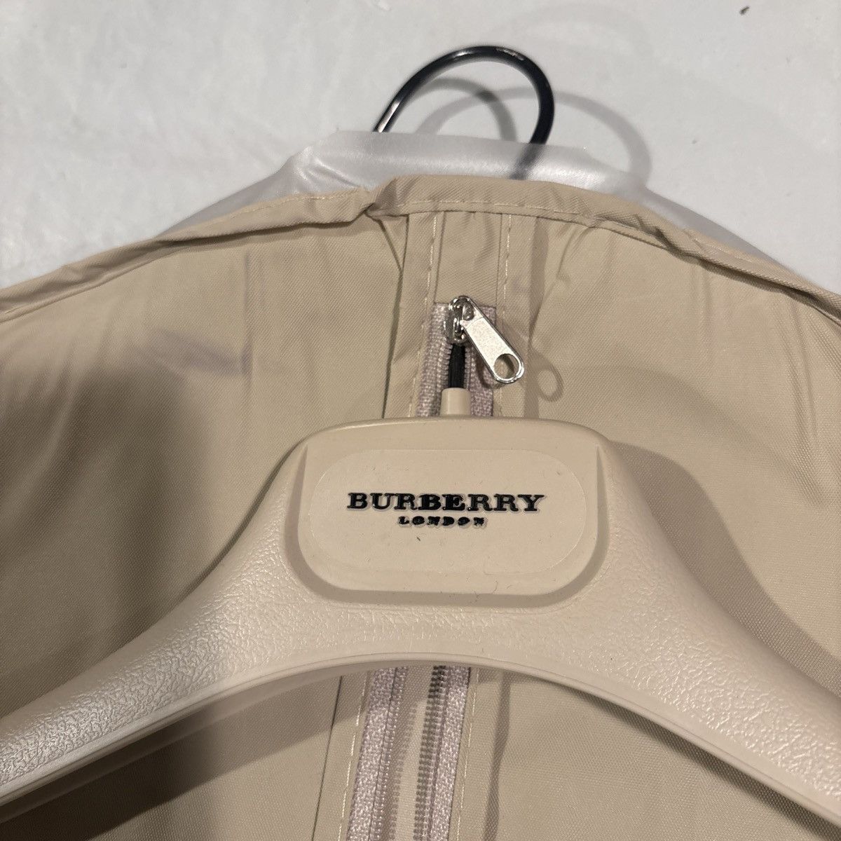 Burberry Burberry Hanger & Luggage Garment Bag Beige Zipper 52x23” Size ONE SIZE - 2 Thumbnail