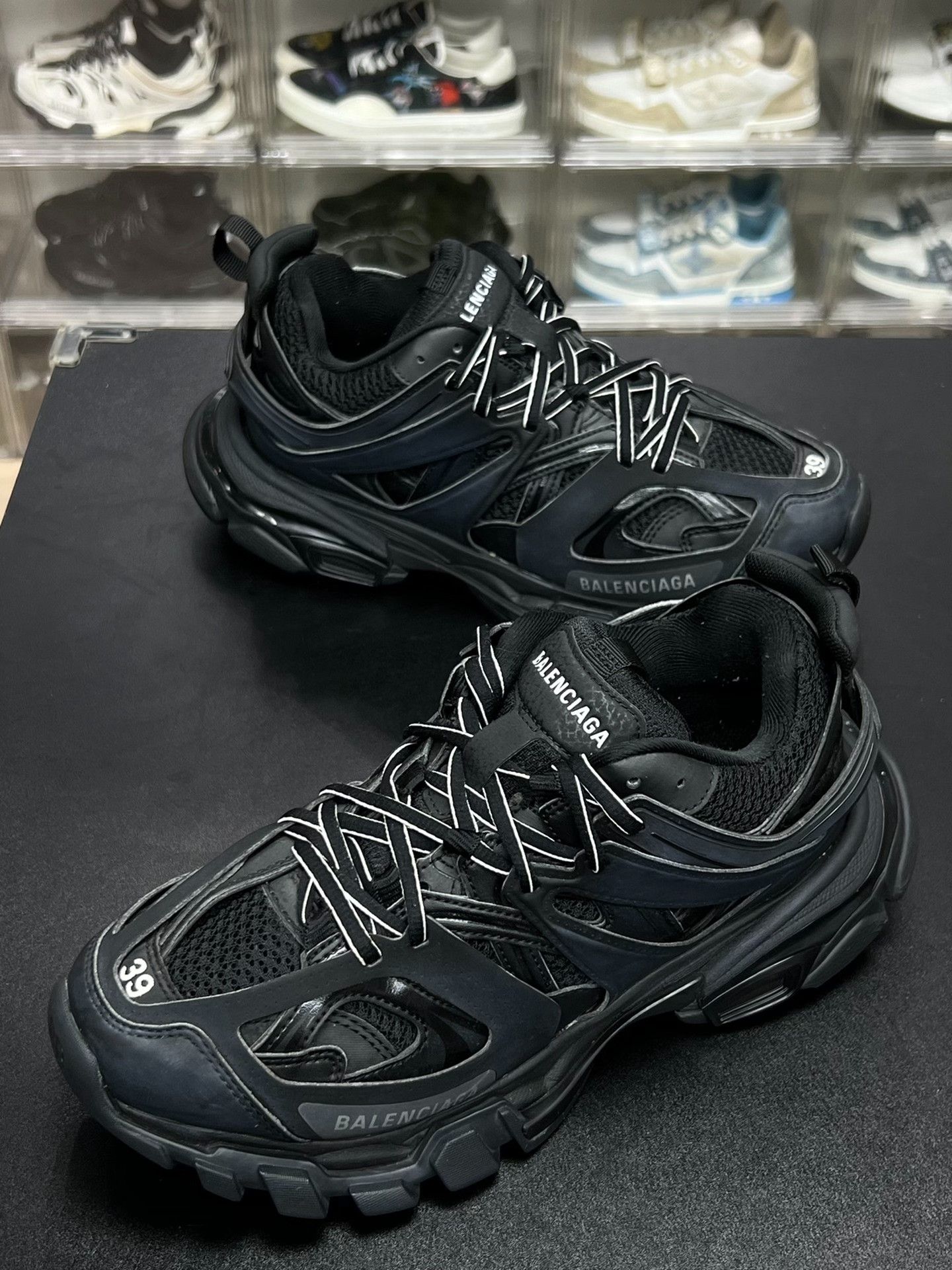 Balenciaga Balenciaga Black Lowtop Sneakers 6 Men Size US 6 / EU 39 - 1 Thumbnail