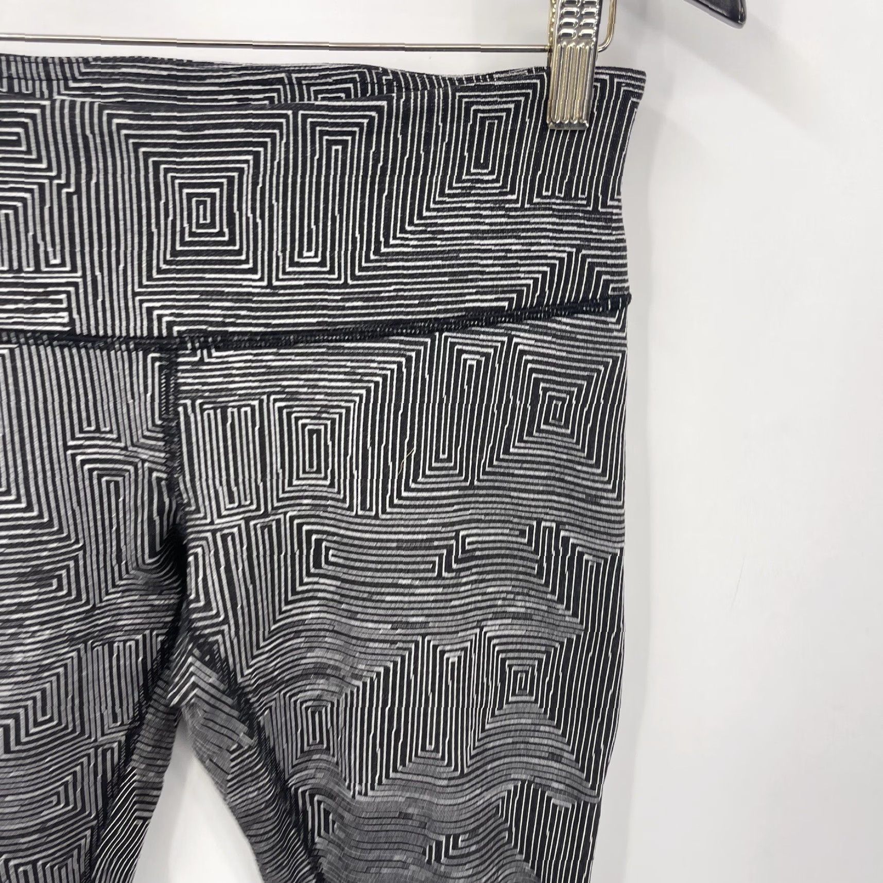 Lululemon Lululemon Wunder Under Crop Pants Womens 6 III Maze Jacquard Leggings Athletic Gray Geometric Cropped Activewear Regular Size 6 Womens Size 28" / US 6 / IT 42 - 5 Thumbnail