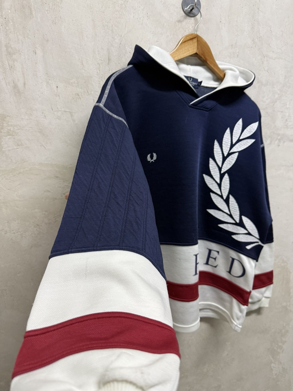 Fred Perry Vintage 90s Fred Perry Big Logo Distressed Hoodie Size US L / EU 52-54 / 3 - 5 Thumbnail