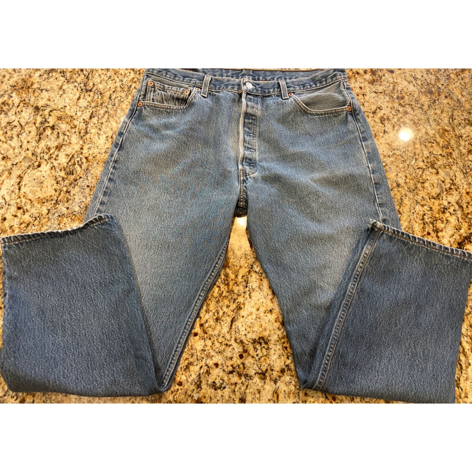 Levi's VINTAGE Levi's 501XX Jeans Mens Denim Button Fly 34x32 Mid Blue Wash 1980s USA Size US 38 / EU 54 - 2 Thumbnail