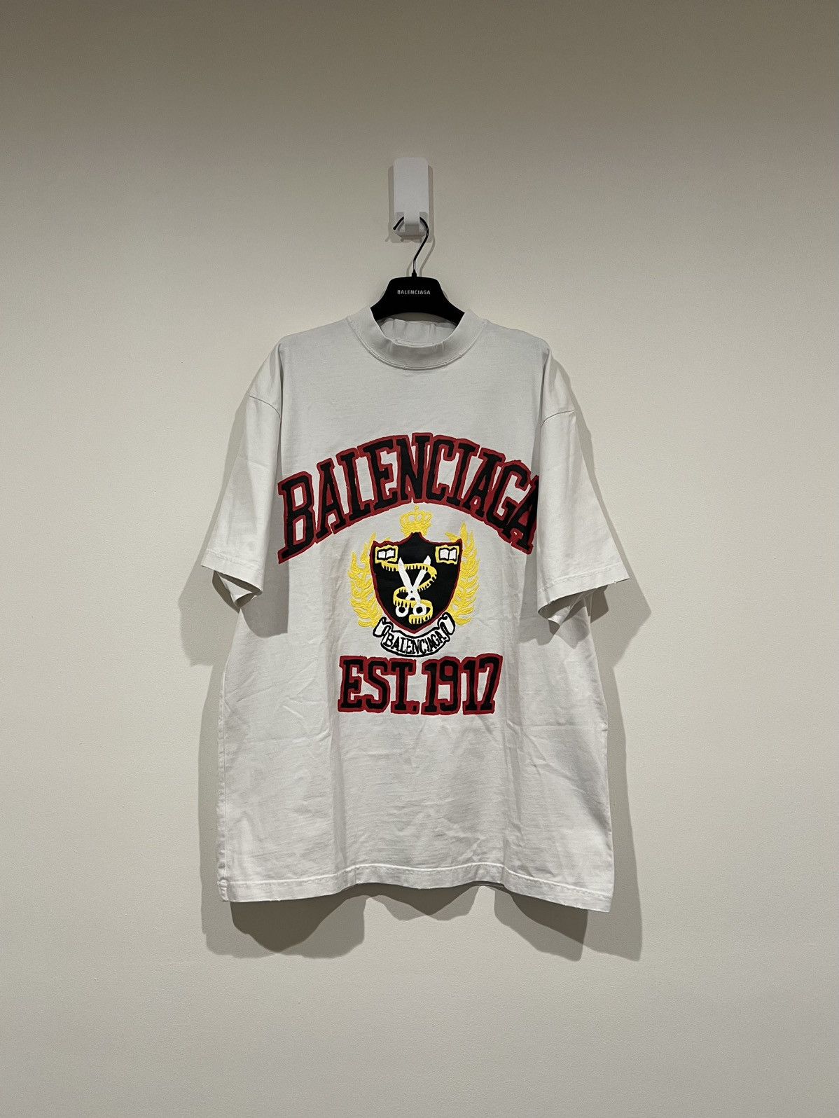 BALENCIAGA グラフィック カレッジロゴ Tシャツ EST. 1917 Balenciaga Est. 1917 Crest Logo T-shirt 'Black' 739784TOVK11055