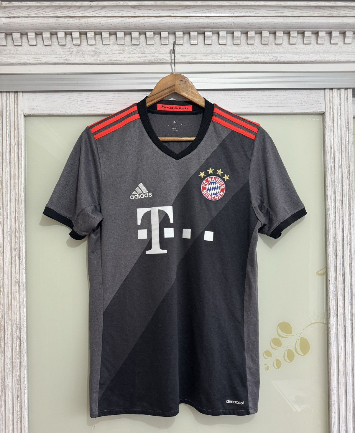 Adidas Vidal 23 Bayern Munich 2016-2017 Away Soccer Jersey Football Size US S / EU 44-46 / 1 - 3 Thumbnail
