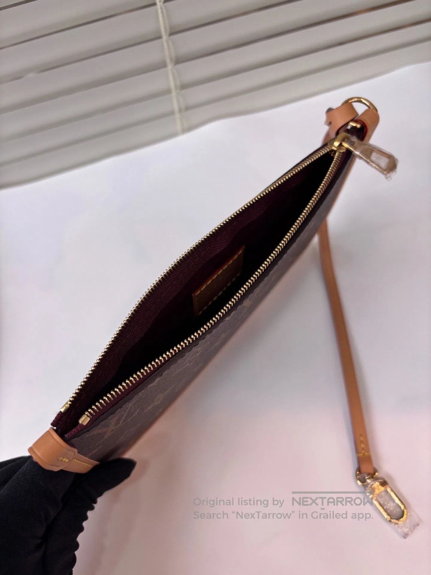 Louis Vuitton LV Classic Monogram Carryall Pouch. Size ONE SIZE - 4 Thumbnail