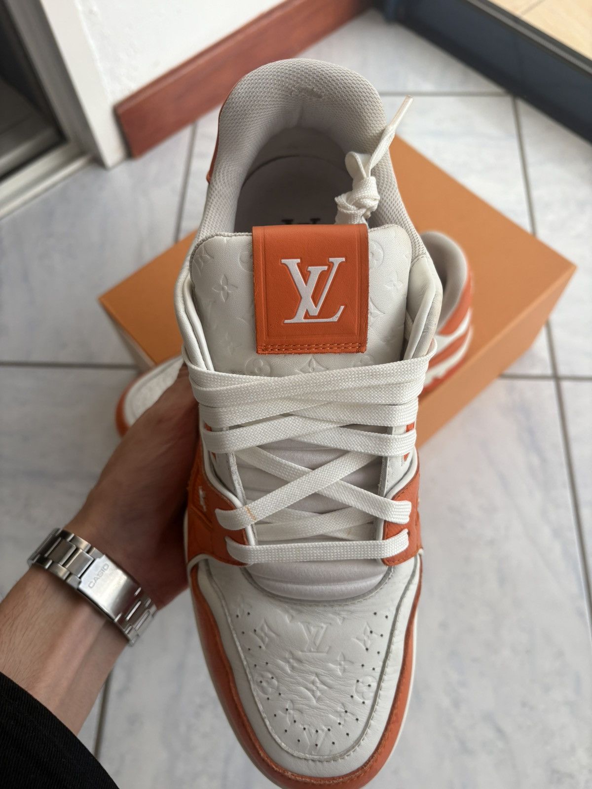 Louis Vuitton Louis vuitton trainer orange blanc signature #54 size 9 Size US 9 / EU 42 - 6 Thumbnail