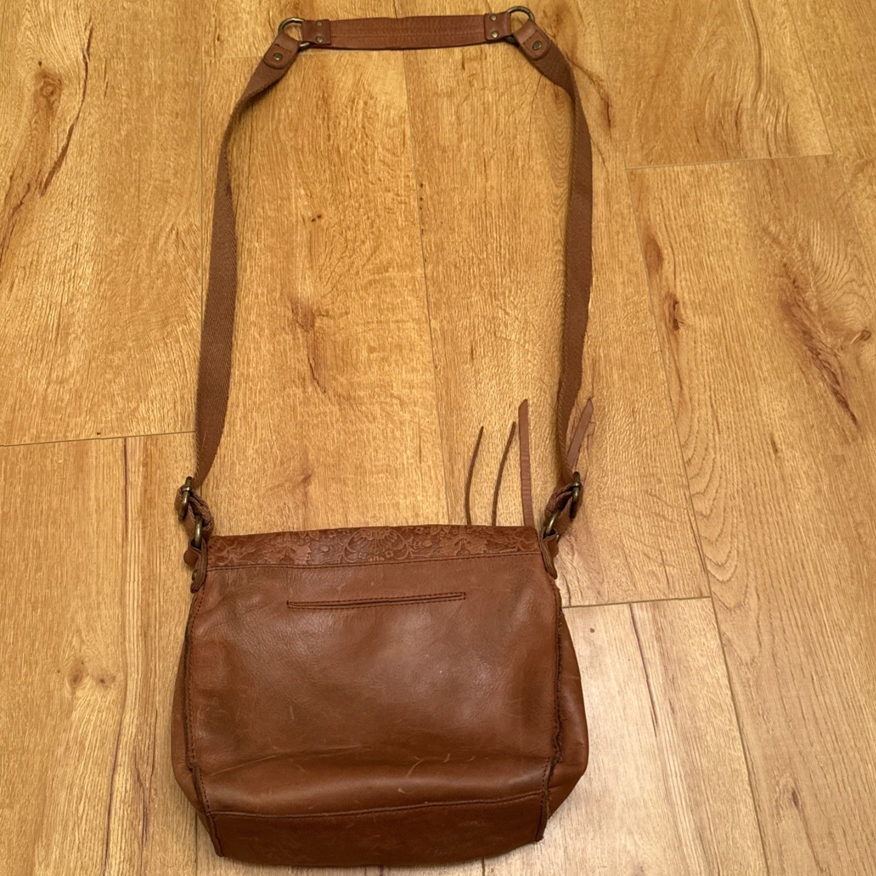 The Sak VINTAGE The SAK Women’s Silverlake Leather Crossbody Bag Tooled Leather Boho Purse Size ONE SIZE - 7 Thumbnail