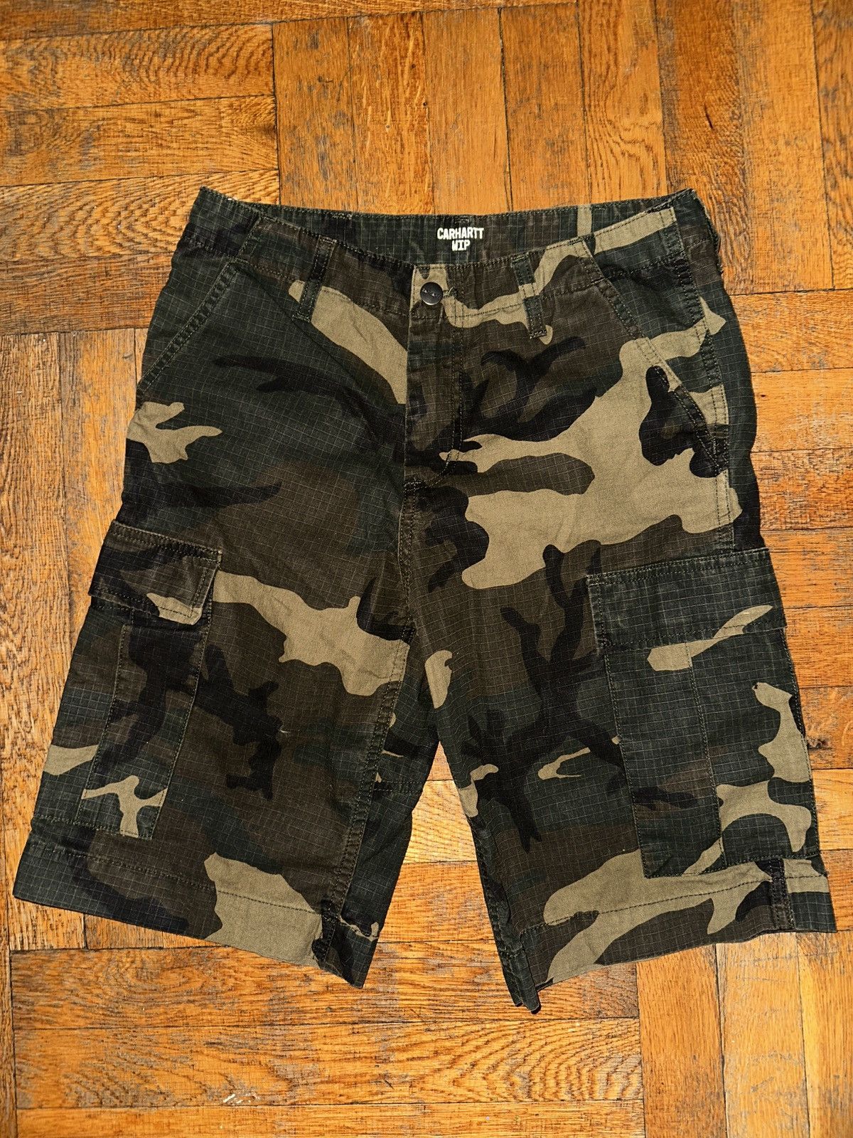 Carhartt Wip Carhartt WIP Cargo Camo Short Size US 28 / EU 44 - 1 Thumbnail