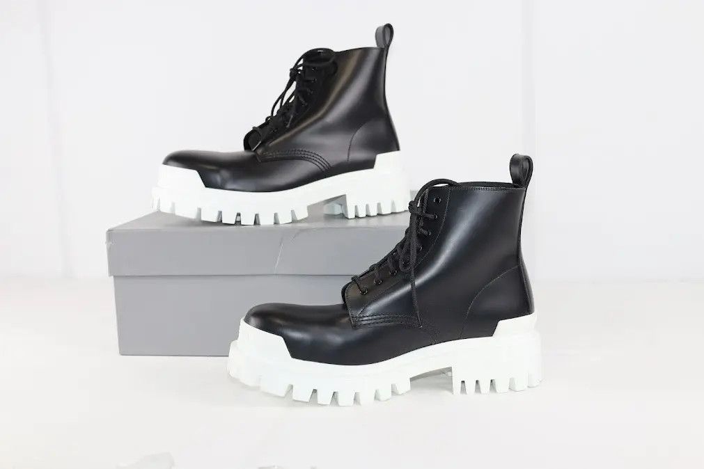 Balenciaga o1rshd1 Worn-Out Effect Leather Strike Bootie L20 in Khaki Size US 8 / EU 41 - 13 Thumbnail