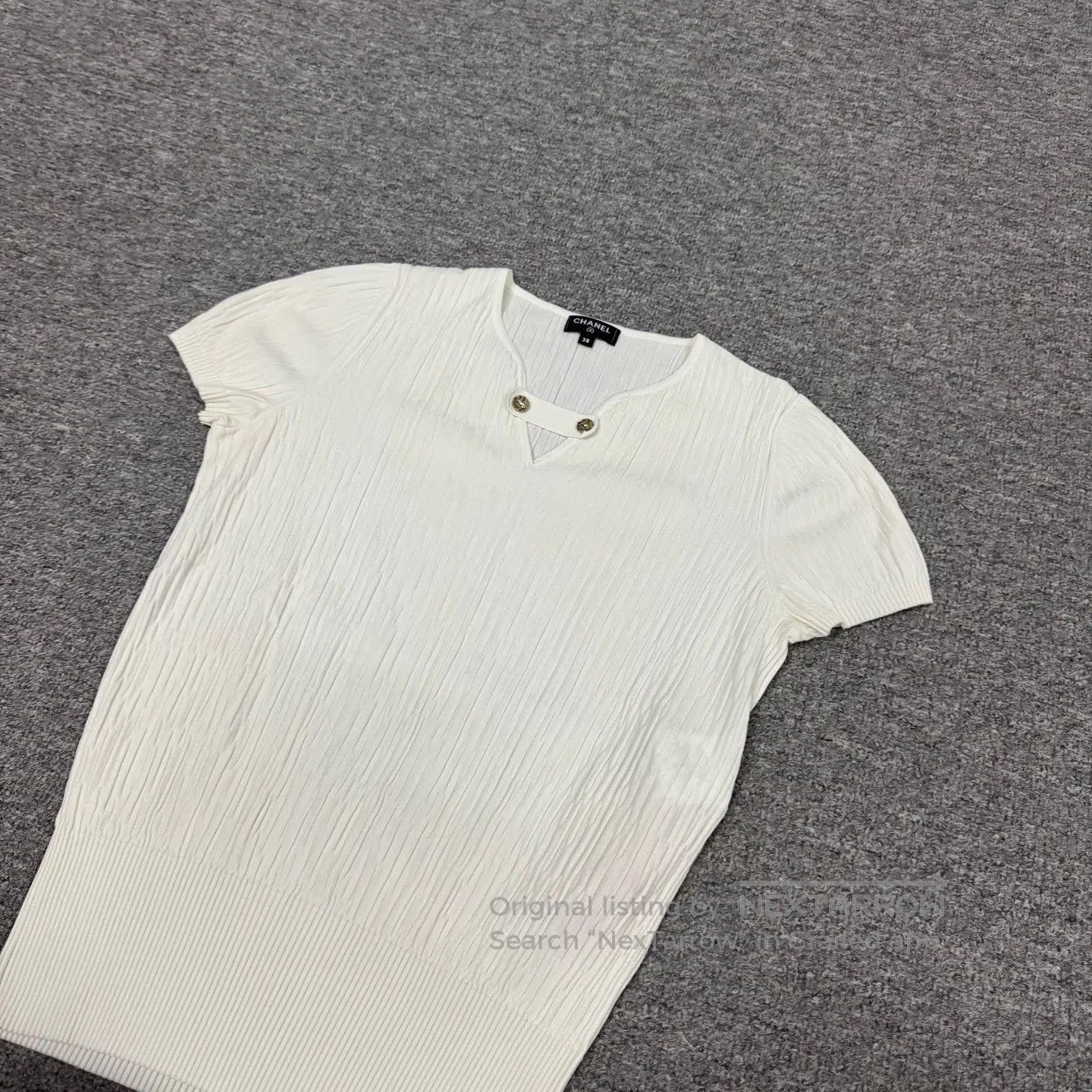 Chanel Chanel V-neck, gold small button, short-sleeved top| Size M / US 6-8 / IT 42-44 - 3 Thumbnail