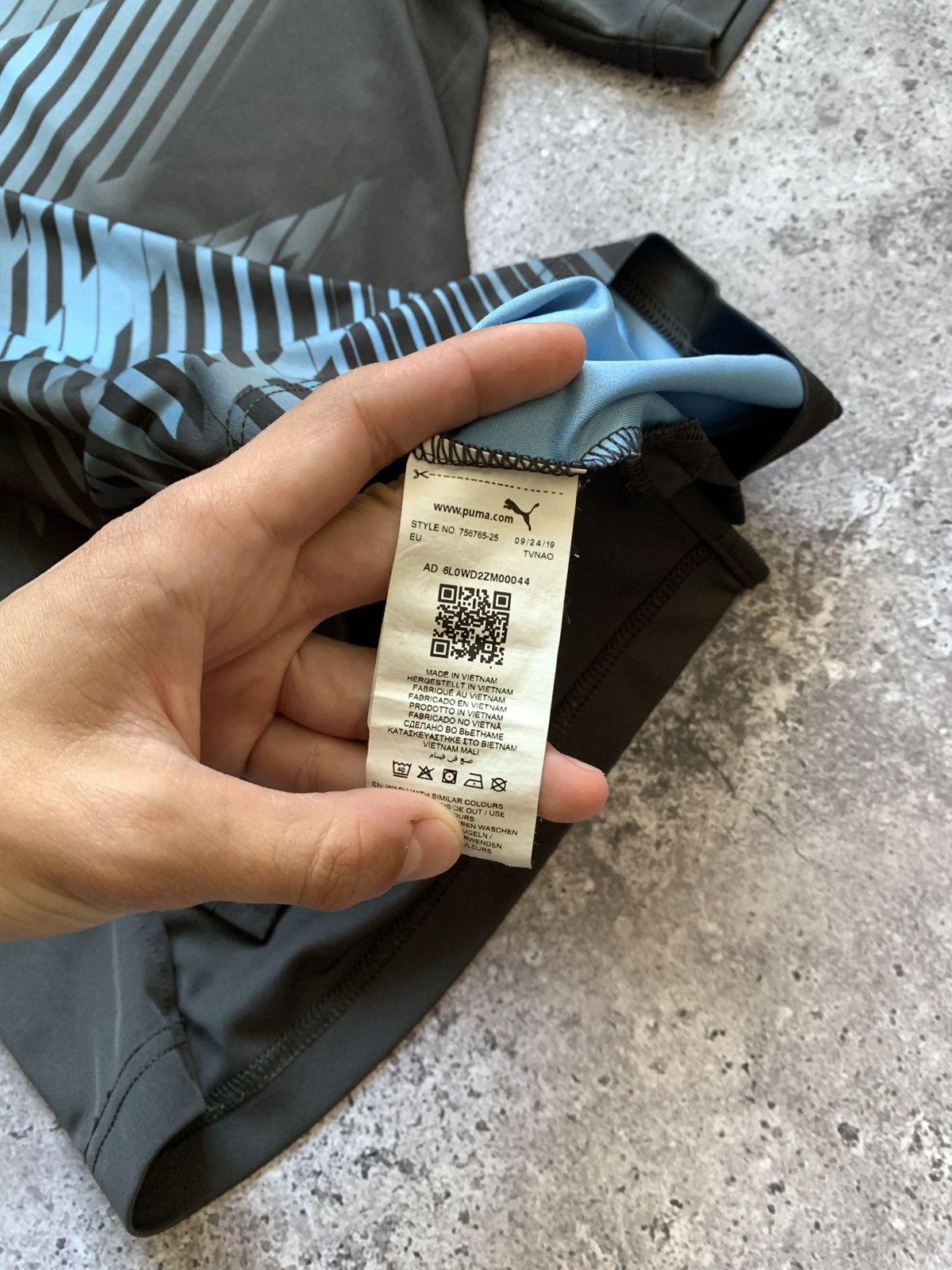 Puma 🔥PUMA MANCHESTER CITY TRAINING BLOCKCORE SOCCER JERSEY Size US M / EU 48-50 / 2 - 8 Thumbnail