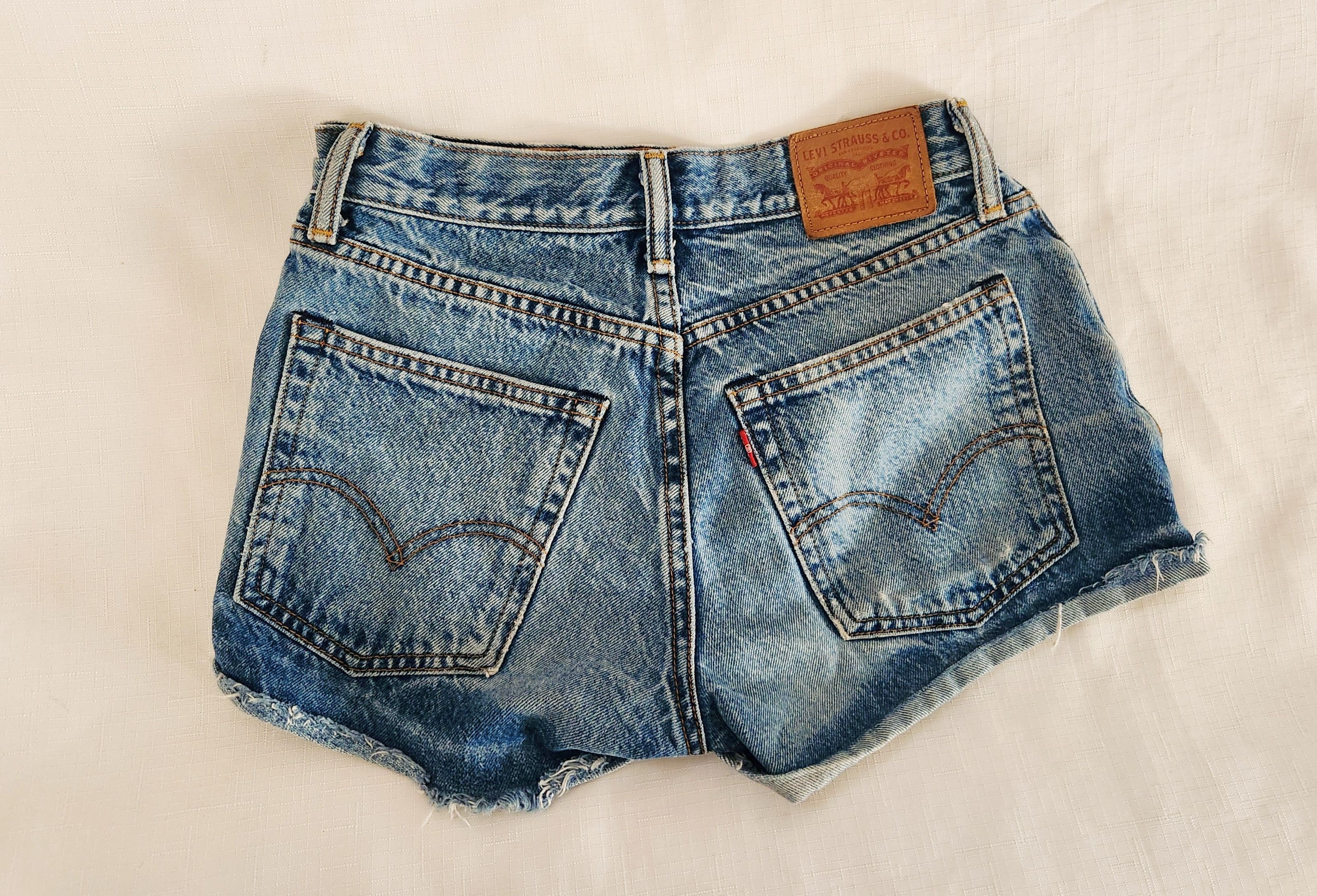 Levi's Levi's Women's Short Distressed Premium Denim Shorts Size 25 Size 25" / US 0 / IT 36 - 18 Thumbnail
