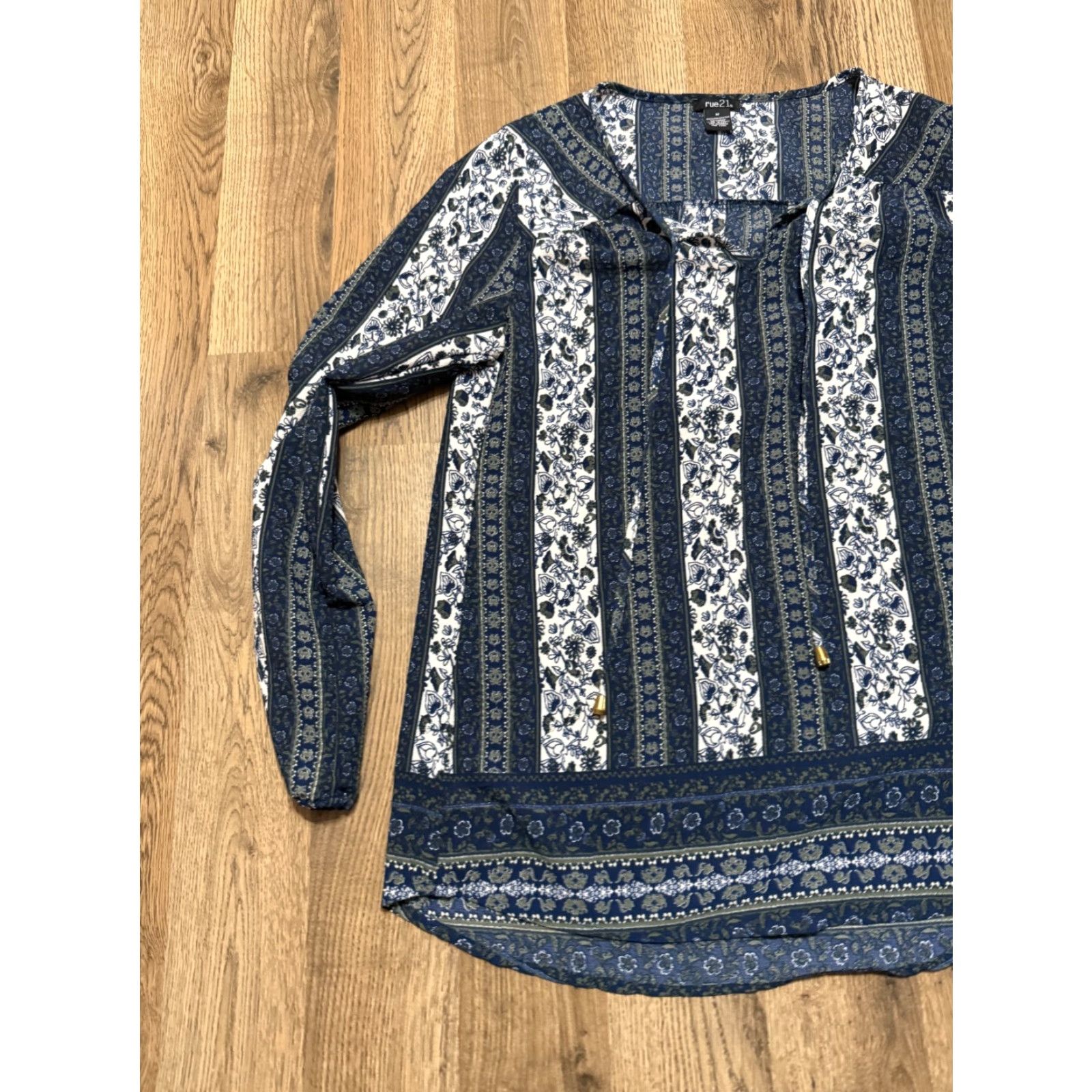 Vintage Rue 21 Blouse Women’s M White Blue Green Floral Long Sleeve V-Neck Pullover Casual Modern Flower Blue Size M / US 6-8 / IT 42-44 - 3 Thumbnail