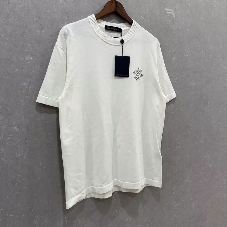 Louis Vuitton Louis Vuitton Embroidered logo pin short sleeve Nextarrow- Size US M / EU 48-50 / 2 - 3 Thumbnail