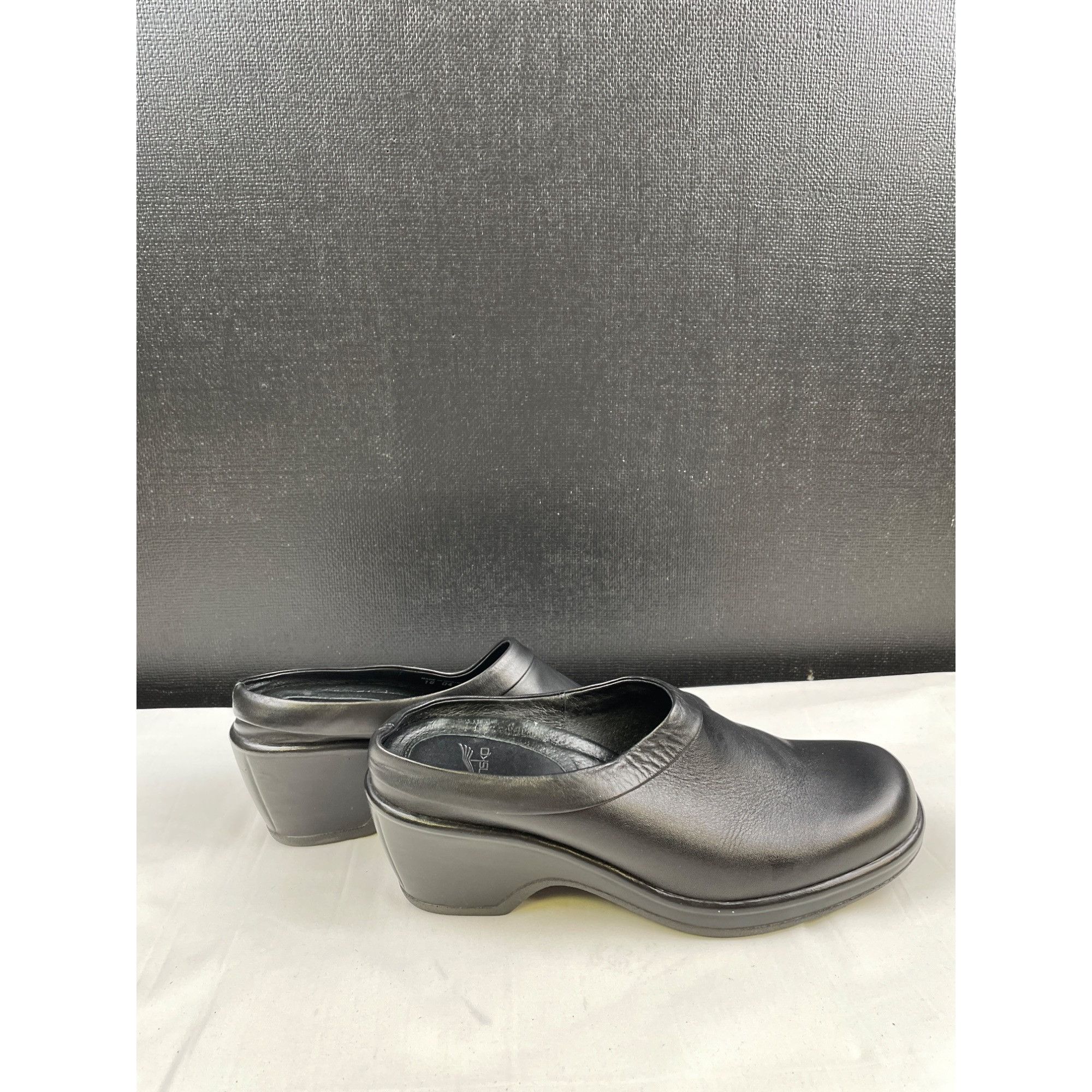 Dansko Dansko Women's Black Leather Clogs/ Shoes/ Slip On Size 41-9 Size US 9.5 / IT 39.5 - 5 Thumbnail