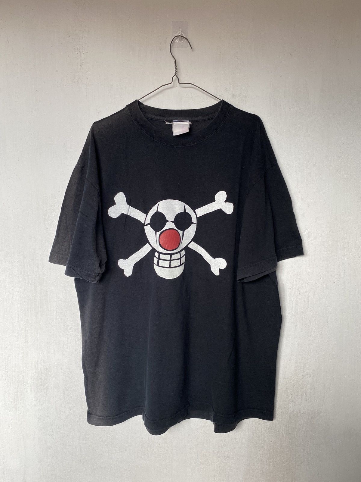 Anime Vintage 00s Buggy Pirates Flag One Piece Sunfaded Tshirt Size US L / EU 52-54 / 3 - 1 Thumbnail