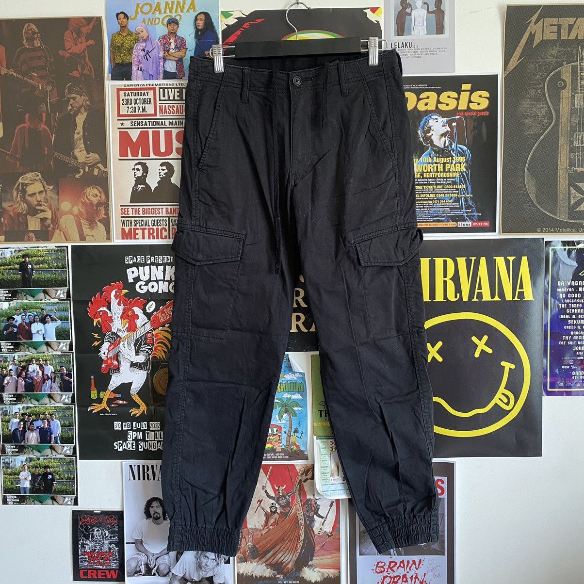 image of Vintage Uniqlo Cargo Multipocket Pants in Black, Men's (Size 30)