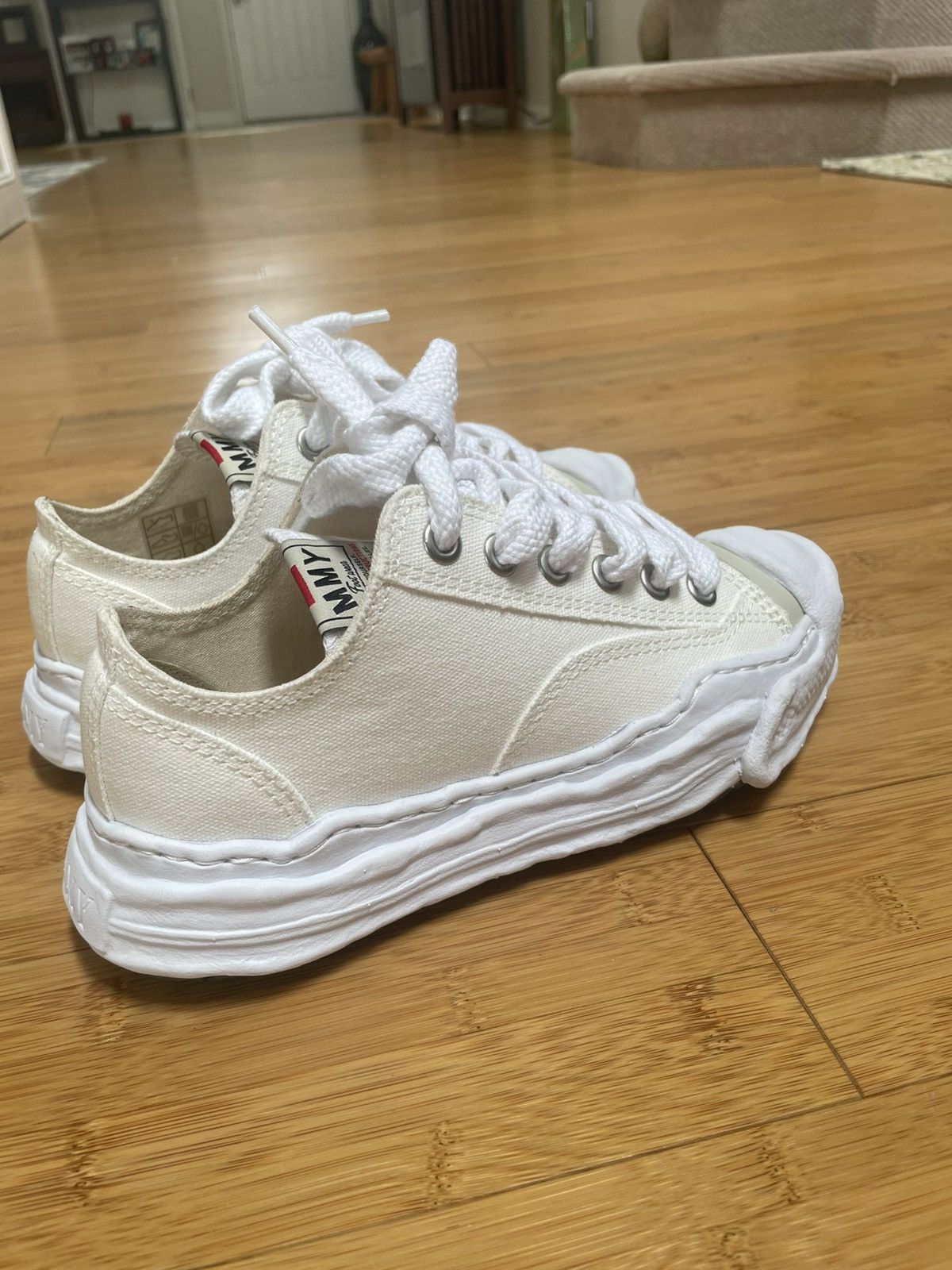 Maison MIHARA YASUHIRO Maison Mihara Yasuhiro White Low Top Sneakers Size 37 Size US 6 / IT 36 - 2 Thumbnail