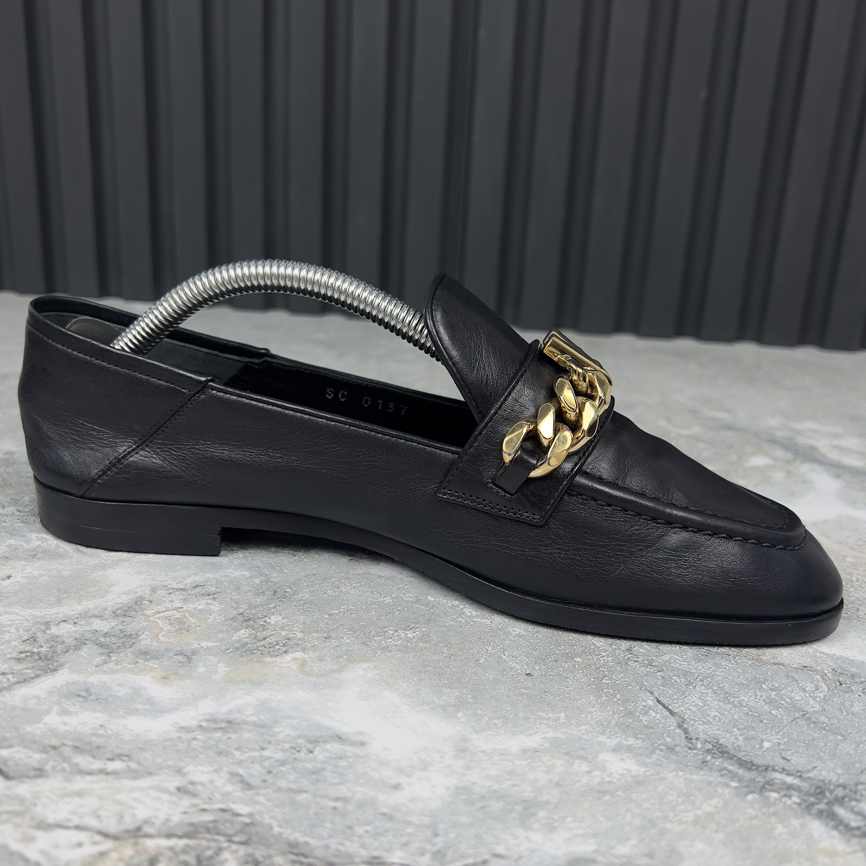 Louis Vuitton Louis Vuitton Gold V Chain Flat Loafers Leather Size US 7 / IT 37 - 6 Thumbnail
